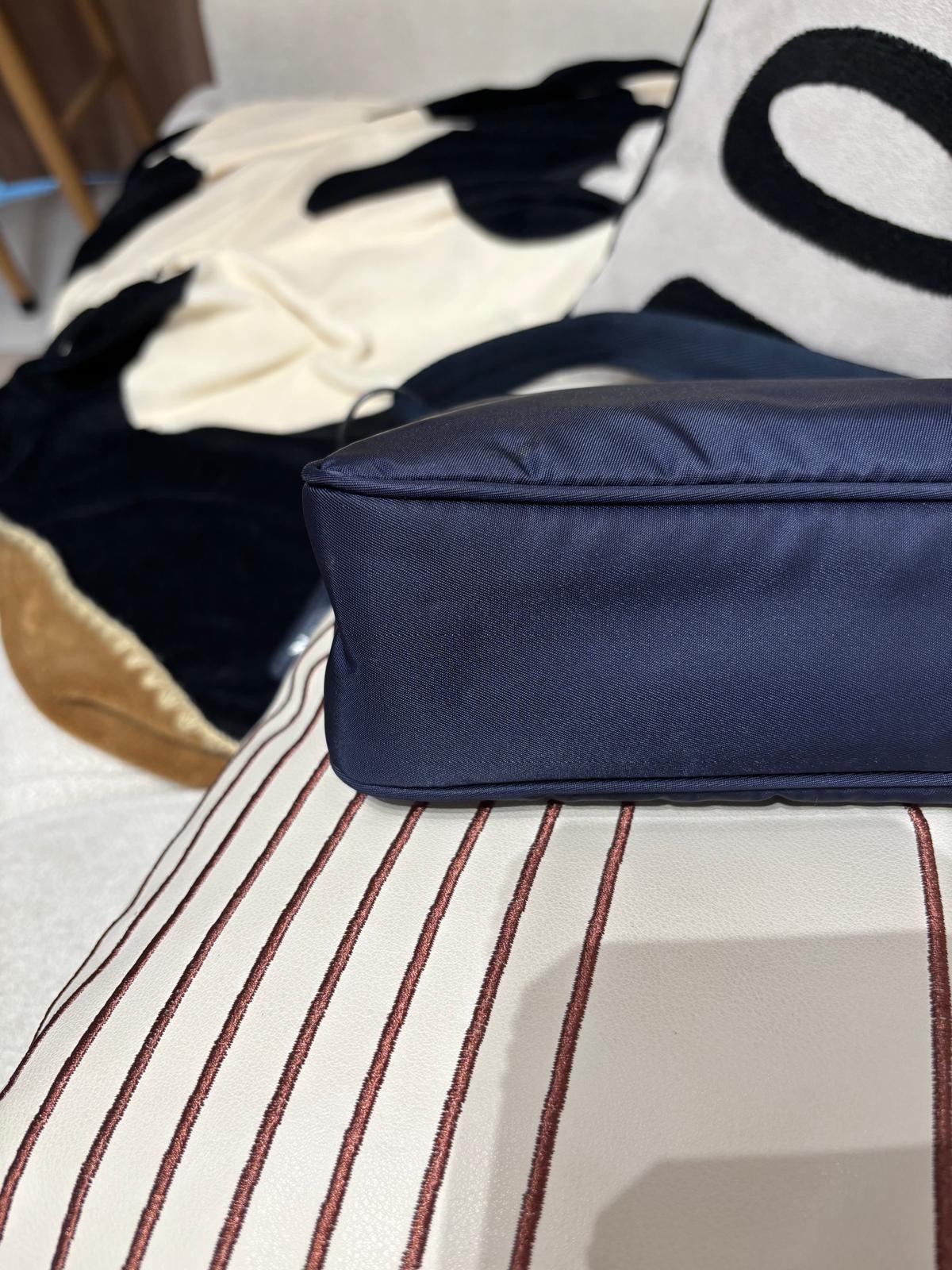 Prada re-edition 2000 re-Nylon Hobo Bag Navy 100%Authentic, 95%New