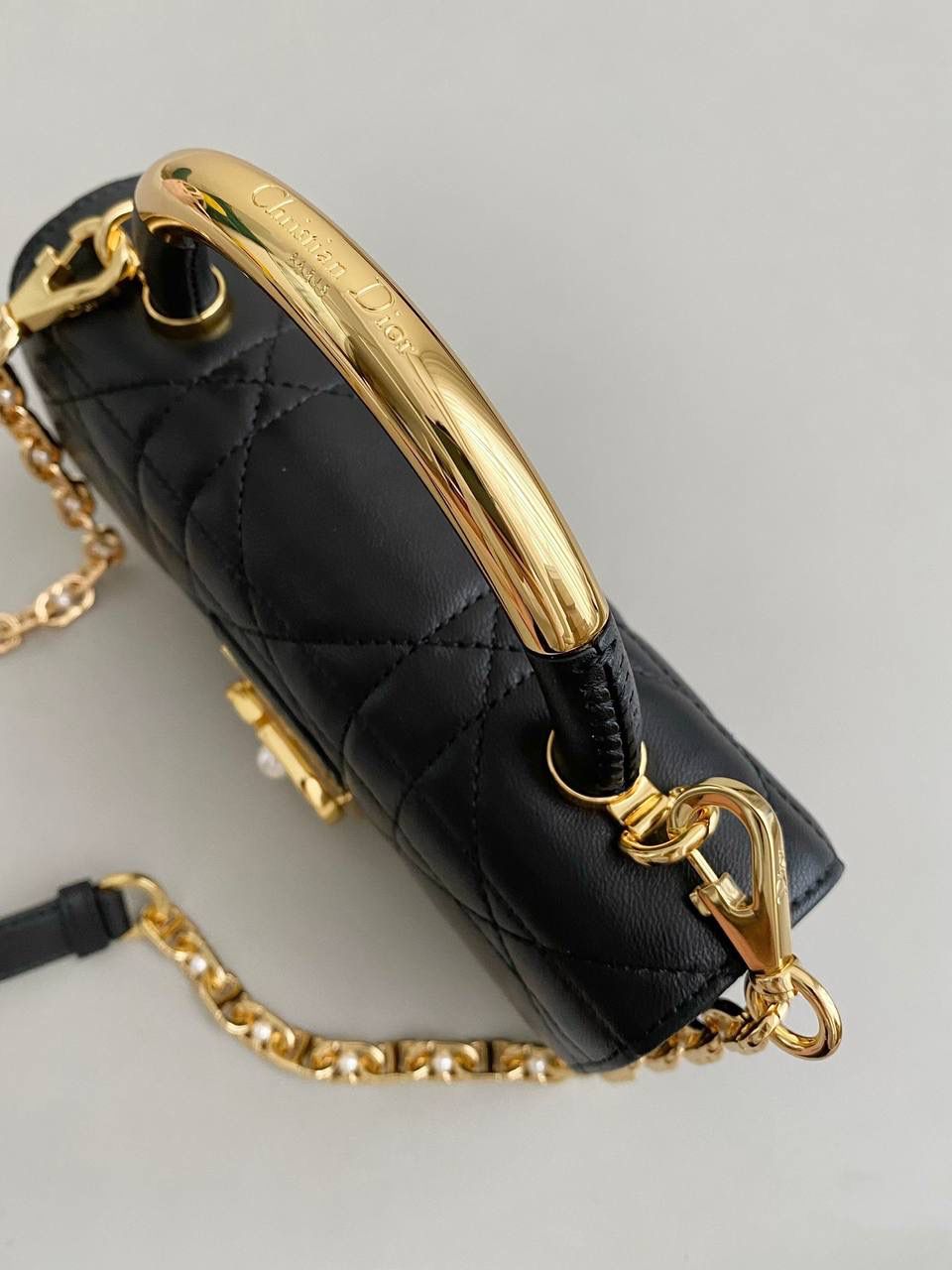 🈶黑色迷你 𝐃𝐢𝐨𝐫 𝐀𝐧𝐠𝐞 𝗯𝗮𝗴手袋 这款颜值真的好看爆! 拿手上那种厚重的千金感’一秒沦陷 超大的CD 按扣、珍珠金属链条、和全金属手柄加上复古的包型、让整体非常精致 有种阳刚与柔美的酷时尚感 内里有隔层，可以很好的把私人物品归类 手拎手腕肩背腋下都可以 真的做到实用好看俩不误，超赞！ 20×12×5cm #💰115050m