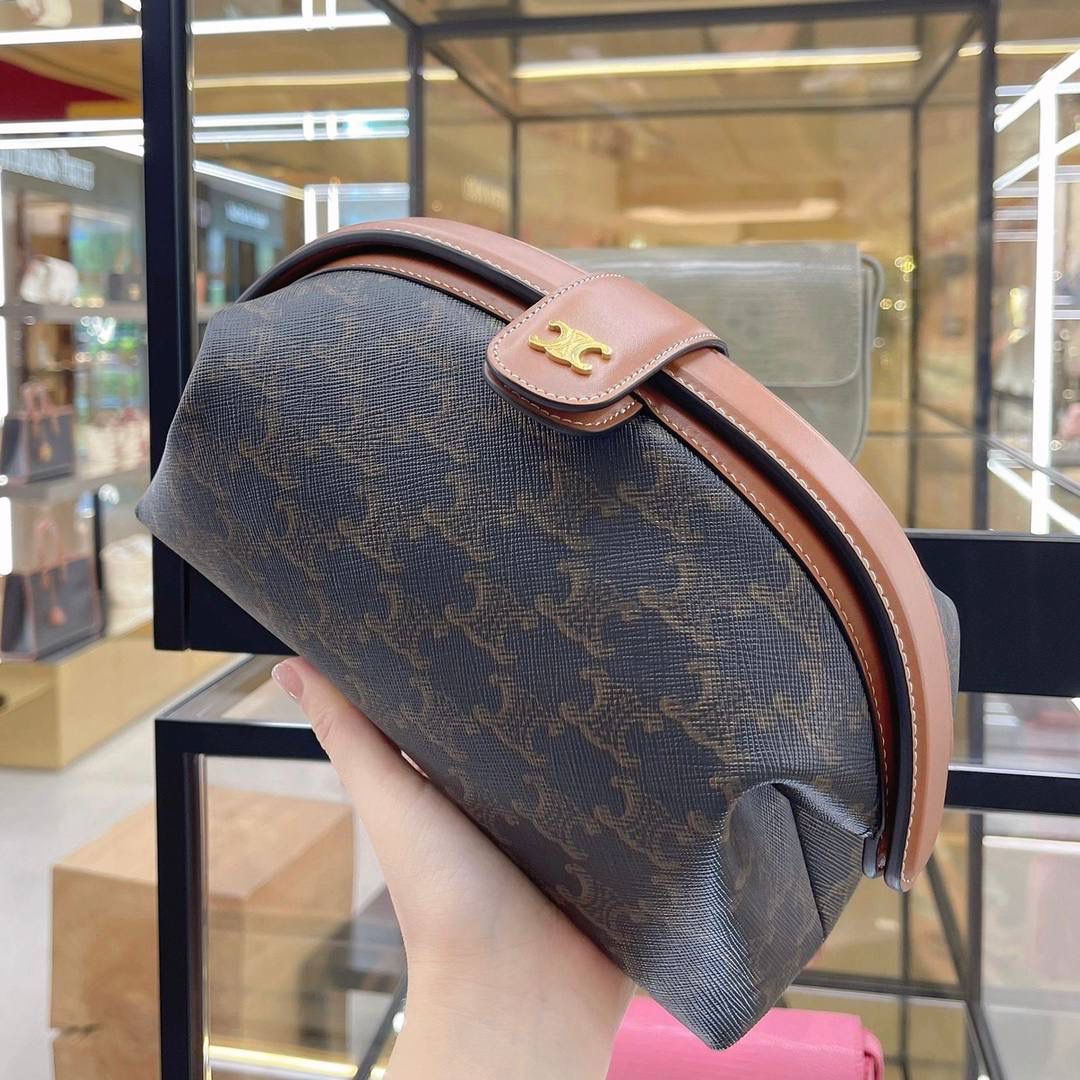 🔥大货实拍图 𝗖𝗘𝗟𝗜𝗡𝗘 ♥️ 𝗧𝗥𝗜𝗢𝗠𝗣𝗛𝗘手拿包 型号：100772 尺寸：24*8.5*15cm CELINE老花系列又新晋一款手包，容量很足够，试过手抓起来不会扁扁塌塌的感觉💫