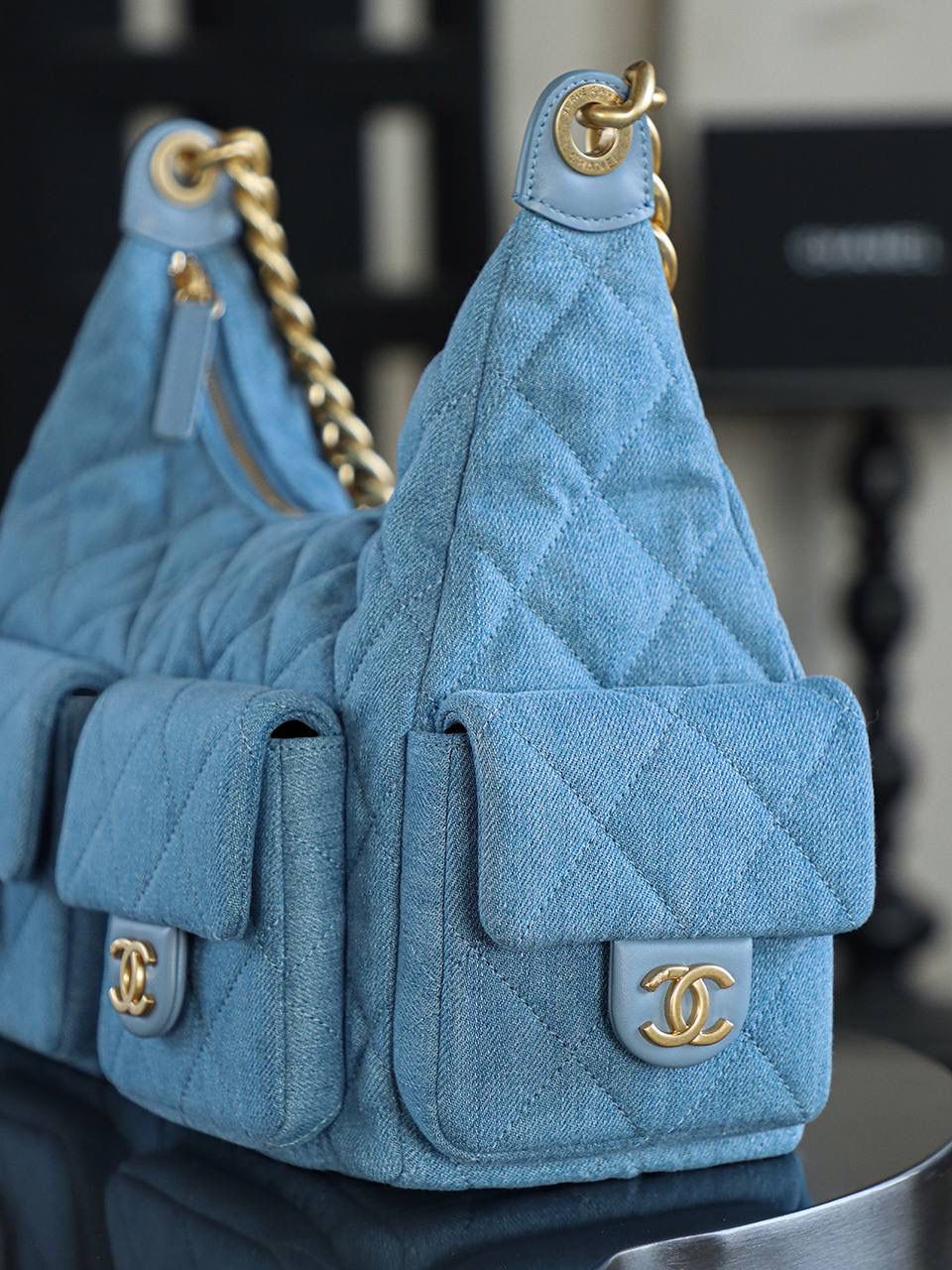 25C Hobo丹宁牛仔大號雙肩包鑒定版👜 一包一碼 支持全球鑒定查驗身份證原廠專G Fashion Art意大利過關清單資料可査詢 25C這一季人氣王者hobo丹寧牛仔，低飽和度牛仔淺藍，超級養眼，可甜可颯！ Jennie同款火到出圈，不管是簡約設搭配還是精緻小女人，都能瞬間提升整體的時髦度！ 五金：厚镀24K复古金 皮料：意大利Fashion Art牛仔 尺寸：27*35*18cm