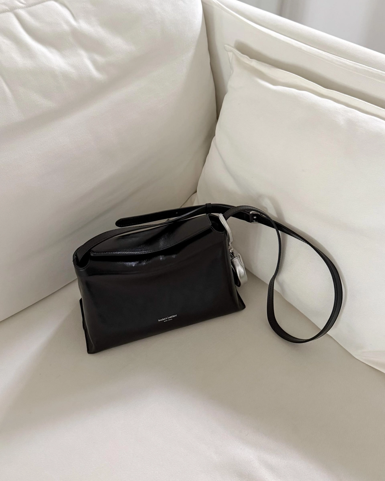 【26SS新皮】預訂_牛皮亮面 Bread bag 磁吸枕頭包 (M) By Bucks & leather