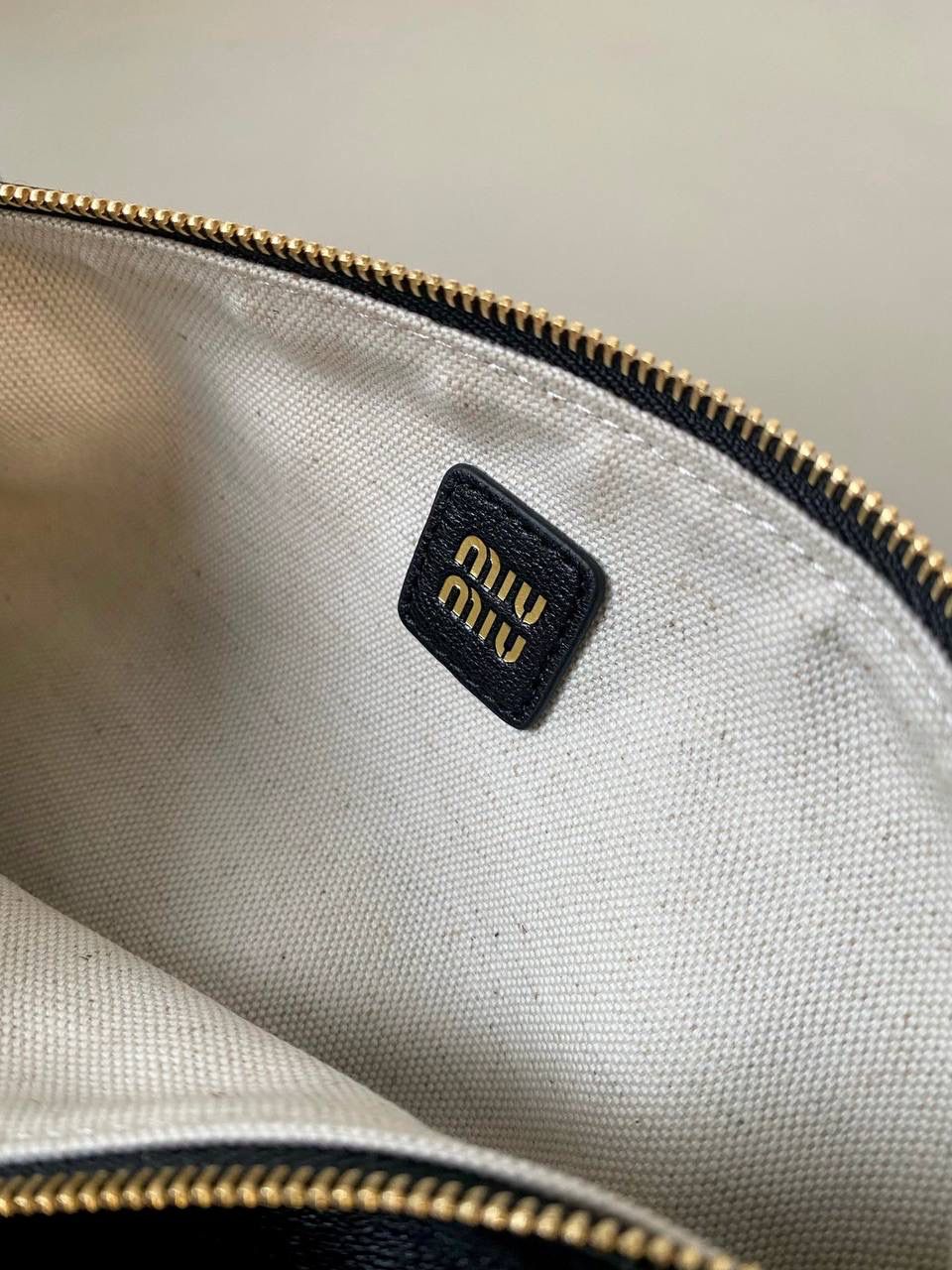 🈶黑色 𝗠𝗶𝘂𝗠𝗶𝘂迷你小圆筒 小小一只，太可爱了啦！ 头层Nappa(纳帕)羊皮用料 柔软细腻有光泽，透出高级的质感 整个包都好软糯手感超治愈的！！ 自重非常非常轻！日常还能装不少 肩带长度可以调，冬天大衣能轻松驾驭 小包闭眼冲就是了，四季可用 21.5×9×9cm #F0055m