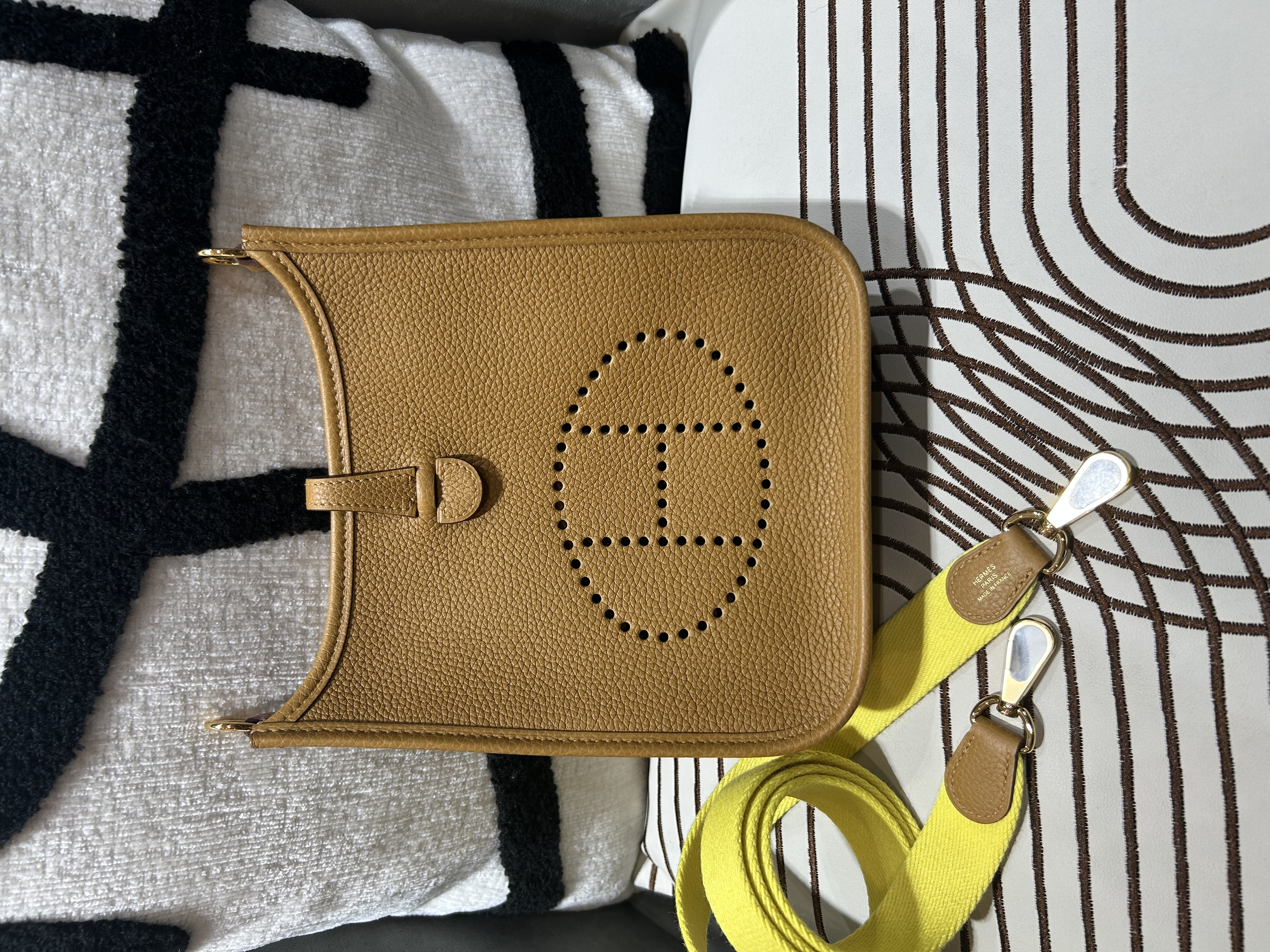 全新 Hermes mini evelyne ,芝麻色金扣 STAMP Z 100%Authentic ,全新未使用品  ✅strap ✅dust bag✅box