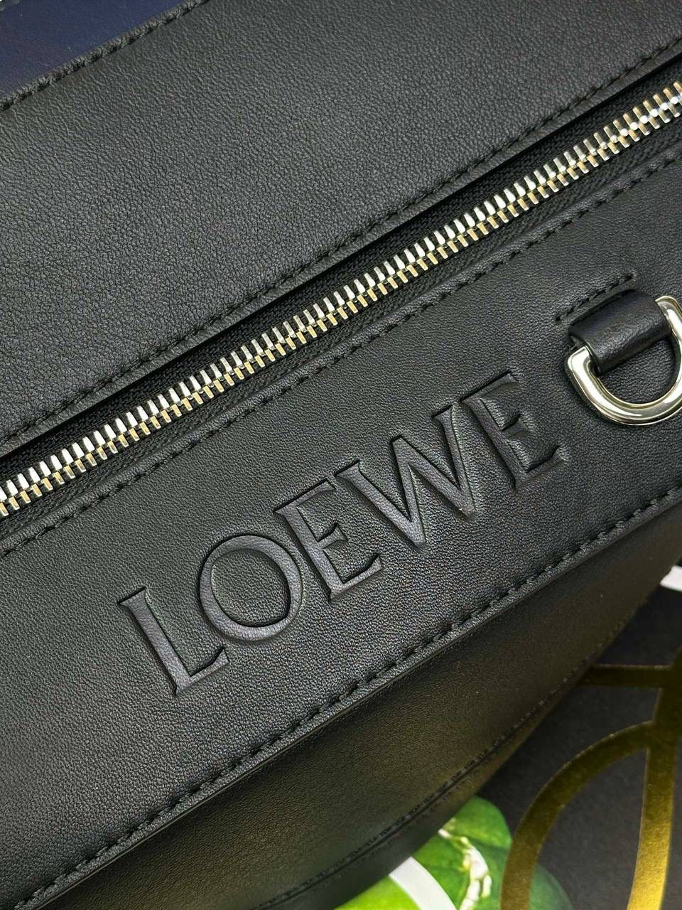 ———变形𝙎𝙡𝙞𝙣𝙜斜挎腰包👜 （新款黑色到货👉🏻） 尺寸：𝟑𝟐.𝟓-𝟗-𝟏𝟐.𝟑𝐜𝐦 编码：060402 👉🏻正面饰品牌标志性𝙇𝙤𝙜𝙤，搭配可调节𝙇𝙊𝙀𝙒𝙀织带，可打开以改变手袋容量并实现多种携带方式⭐️ 👉🏻经典小牛皮，皮质细腻柔软。可斜挎或者作为腰包携带，内里容量大，可容纳日常出行所需⭐️ 👉🏻独家全套礼盒套装➕独家高端品质，好货全在我手，送礼佳品⭐️