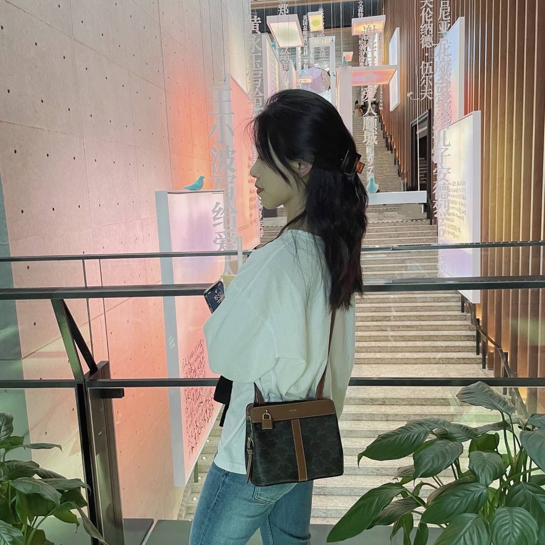 🔥大货实拍图 𝗖𝗘𝗟𝗜𝗡𝗘 ♥ 𝗧𝗘𝗘𝗡 𝗖𝗔𝗕𝗔𝗦 𝗗𝗘 𝗙𝗥𝗔𝗡𝗖𝗘 型号：191992 尺寸：19*16*11cm 放着平平无奇，背上身效果特别不错！也很好搭衣服，休闲或是正装背她都好看的呢