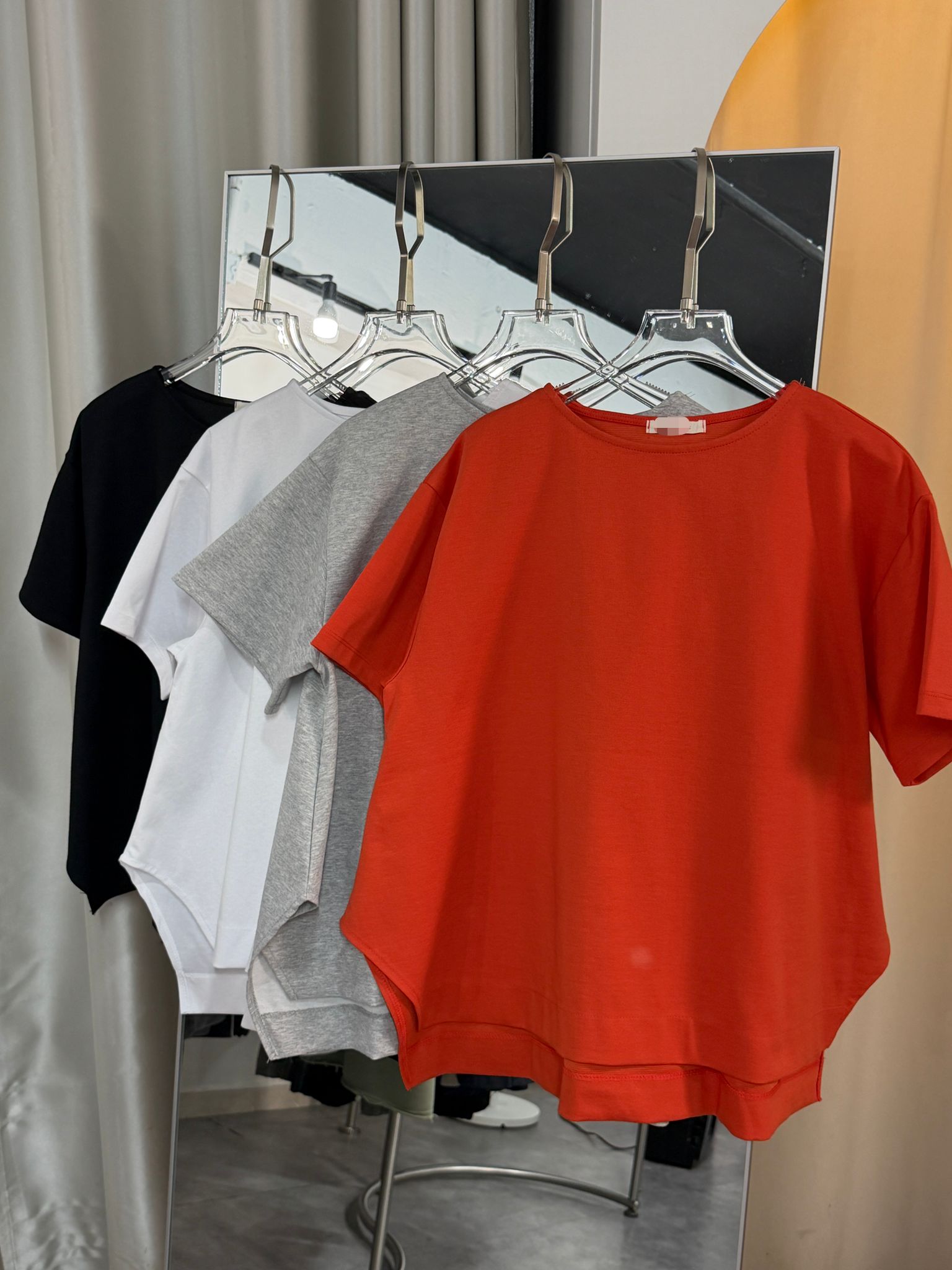 簡約時尚寬鬆短袖線條感上衣