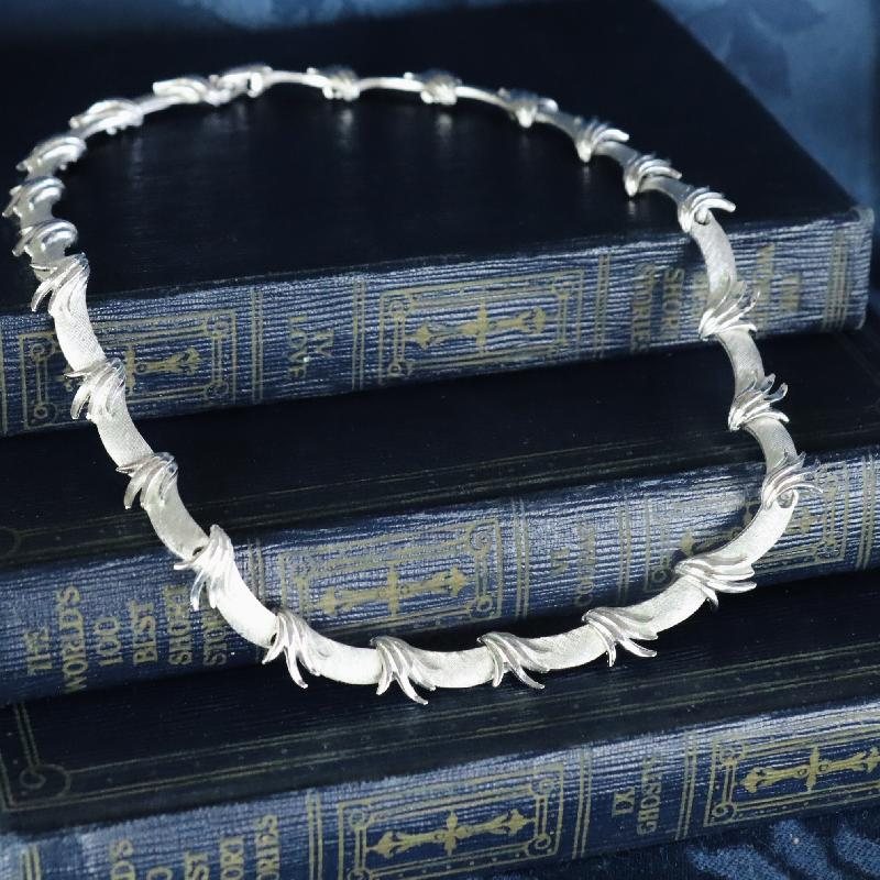 RARE! 1961-1969 Made in England Corocraft Textured Silver Tone Foliage and Wave Linked Collar Necklace (MT1677-2)