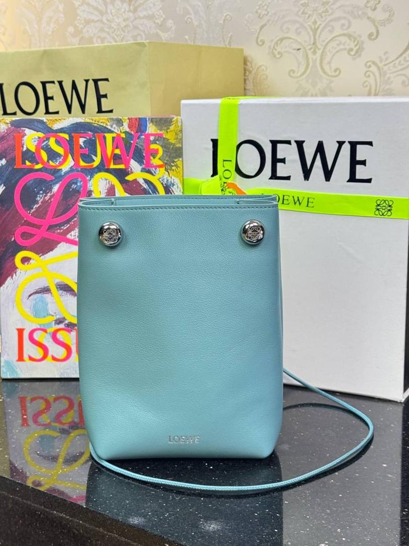 全新𝗣𝗲𝗯𝗯𝗹𝗲手机包4️⃣色到货💕 【市场最顶级品质•全钢五金♥️】 尺寸：𝟮𝟭.𝟱-𝟭𝟳-𝟳𝗰𝗺 编码：652406 【独家背景➕独家品质➕独家包装•给你最好的品质】