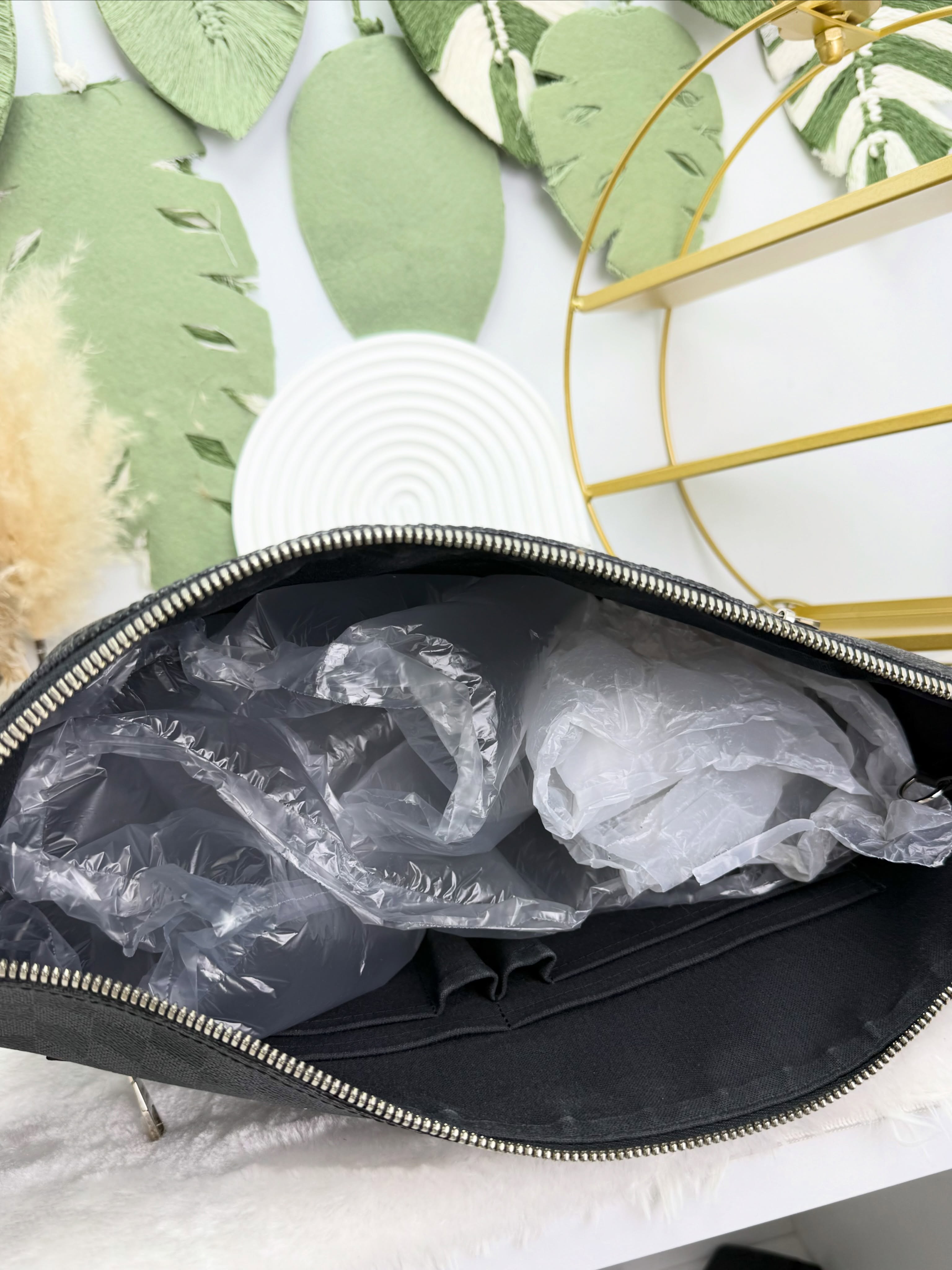 Lv👜 PRE OWNED 🛍️Damier Graphite Mick MM  黑灰格仔 斜孭袋🖤