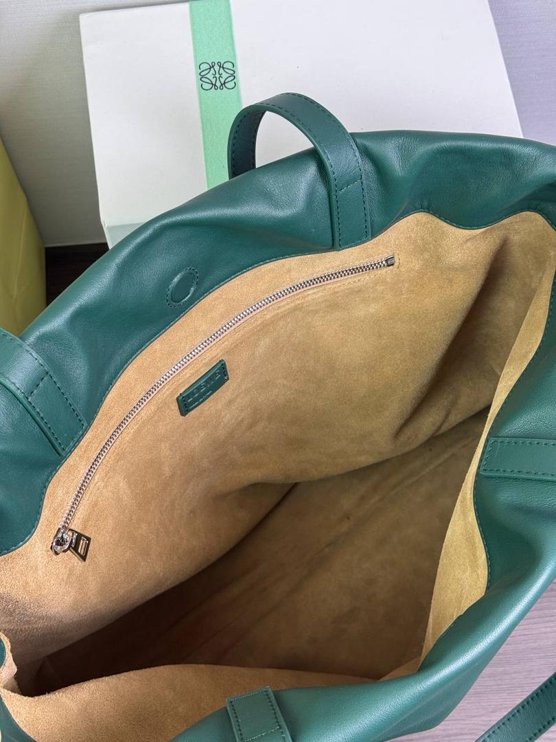 🎈全新福袋𝗙𝗹𝗮𝗺𝗲𝗻𝗰𝗼 𝗧𝗼𝘁𝗲 ——【常青色到货✅】 尺寸：𝟒𝟔-𝟏𝟐.𝟓-𝟒𝟏𝐜𝐦 编码：052026【配防尘袋，没有盒子】 ❤️以经典Flamenco系列手袋👜为基础，新款Flamenco Tote手袋采用加长廓形，正面饰品牌超大对比色𝐋𝐎𝐄𝐖𝐄标志，外部进口Napa小牛皮，内里绒面设计，整个包手感超级柔软舒服。 ❤️超大容量设计，磁扣开合，1个拉链内袋，可肩背或者手提✌🏻，可放15寸电脑💻，出行通勤必备，无论男女都🉑轻松驾驭。