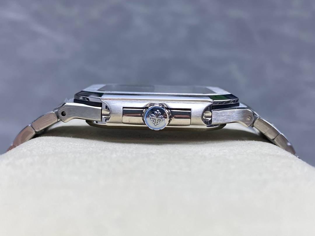 百达翡丽 方形 新系列CUBITUS 5821腕表 亮点特色：1️⃣机芯:搭载定制9015改Cal.26-330 SC一体机，调时不停秒，调时不停秒，摆轮位置均与正品一致，自动上链机芯。2️⃣钢带:316L定制级人体工程学表带，新扣款式。3️⃣表壳:尺寸45毫米厚度仅8.3mm，为表壳对角线长度(即10点位至4点位),因为表壳近似于方形，上下边的宽度会小于这一数值，所以视觉效果并不是很大。 搭配上，5821属于运动风格腕表，日常搭配正装和休闲风格也可以。