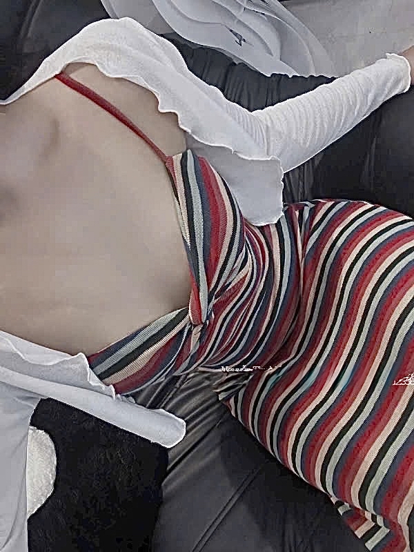 條紋緊身洋裝配白色開襟衫