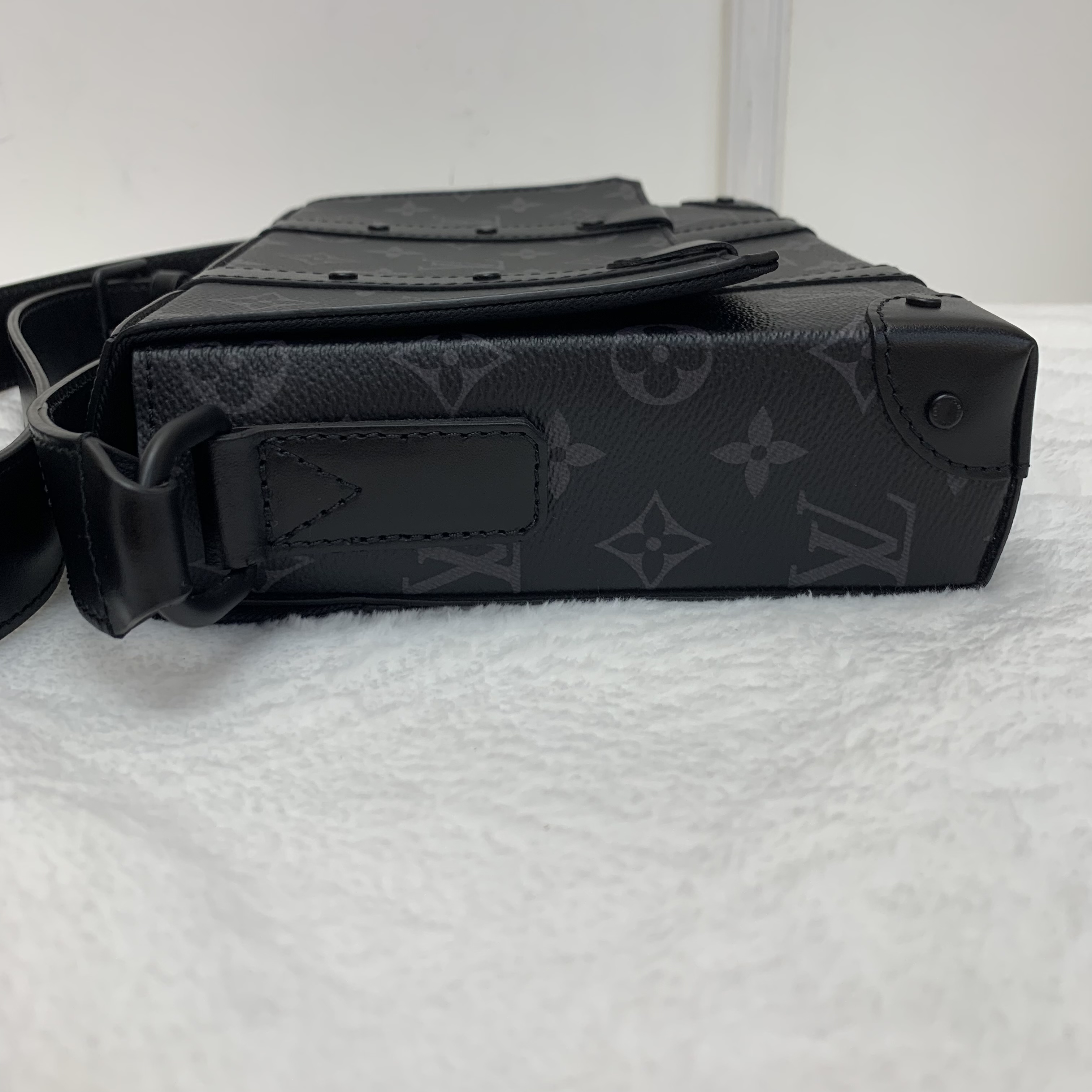 Louis Vuitton Monogram Eclipse Trunk Messenger（M45727）黑灰色老花郵差包