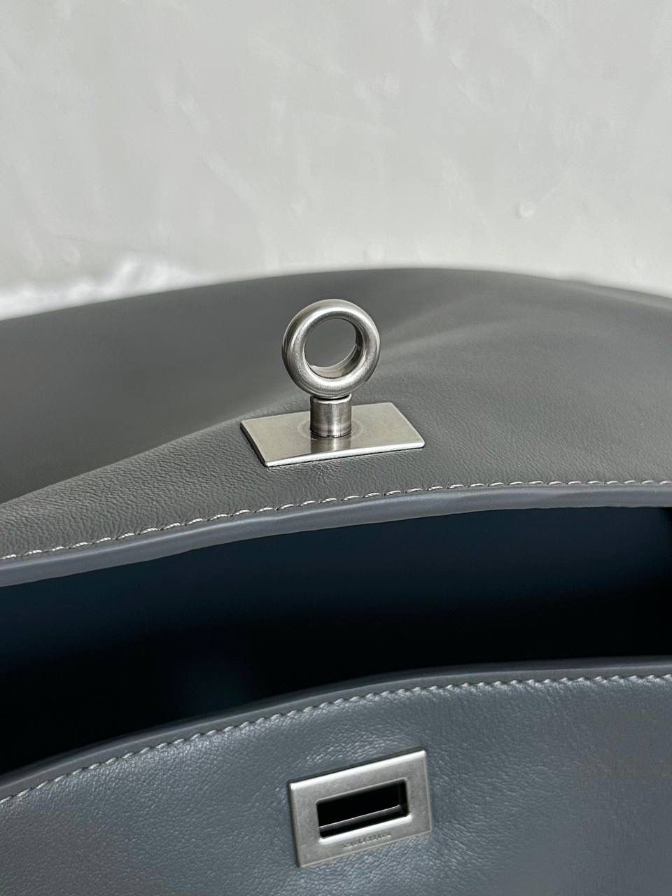 ba1enciaga rodeo灰银中号🦽 准准的大爆款，大家都知道吧 哎呀，每次遇到这种超好看的大爆款 就很想在买版的那一刻 就立马能开发出来给你们背！ 去专柜试背了一下三个尺寸 160的个子觉得小号中号都可以 小号更优雅气质，手提斜挎都好看 中号就更松弛慵懒，腋下背好看！ 中号是可以放a4书本和13寸的笔记本的 163以上，喜欢大包的姐妹果断敢敢的冲大号！ 那个帅气不羁啊，救命 而且男生女生都能背，不挑性别 大号：39.8×29.9×12.9cm789744m 中号：35×23.3×10.9cm789772m 小号：28.9×20×9.9cm789779m mini：23×17×9cm795456m