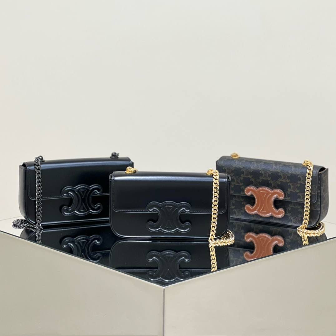 𝑪𝒆𝒍𝒊𝒏𝒆凯旋门腋下包从皮带变成链条款，玩味又年轻时尚，同色logo的设计也足够时髦，反正是不该看，看了挪不开眼🫣