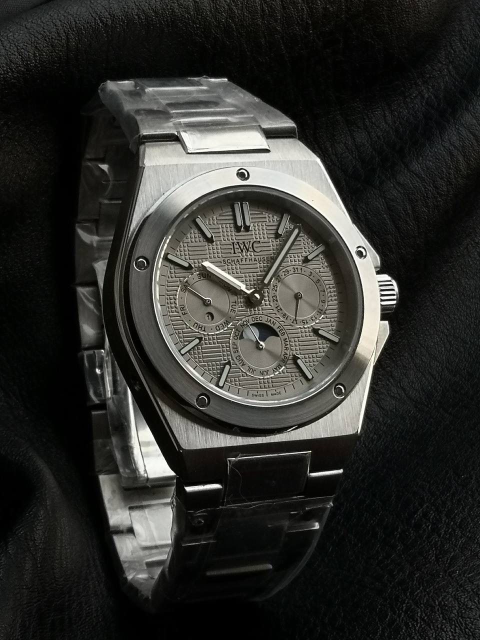 万国工程师系列万年历腕表，复刻界最复杂的腕表，所有功能同步原装，所有功能调节通过把头控制. 1⃣️【功能介绍】3点钟位置显示日历，9点钟位置显示星期，6点钟月份月相指针显示。 2⃣️【做工精细】外壳采用原版同样的三件套结构，中间拉丝，上下壳为抛光，镜面采用高成本的锅盖形蓝宝石，使其质感提升。 3⃣️【机芯性能】尺寸41.6mm,机芯采用天津机芯改82600，高效稳定，动力时间长达72小时以上，进行加装复杂的万年历模块，而且同步所有功能实现同步原装通过把头调节。 4⃣️【⚠️注意事项】由于万年历模块十分复杂在出货前都会调准时间，客户收到直接上链上手佩戴即可，⚠️请不要轻易乱调，由于机芯加装升级功能，调节需慢慢按调。