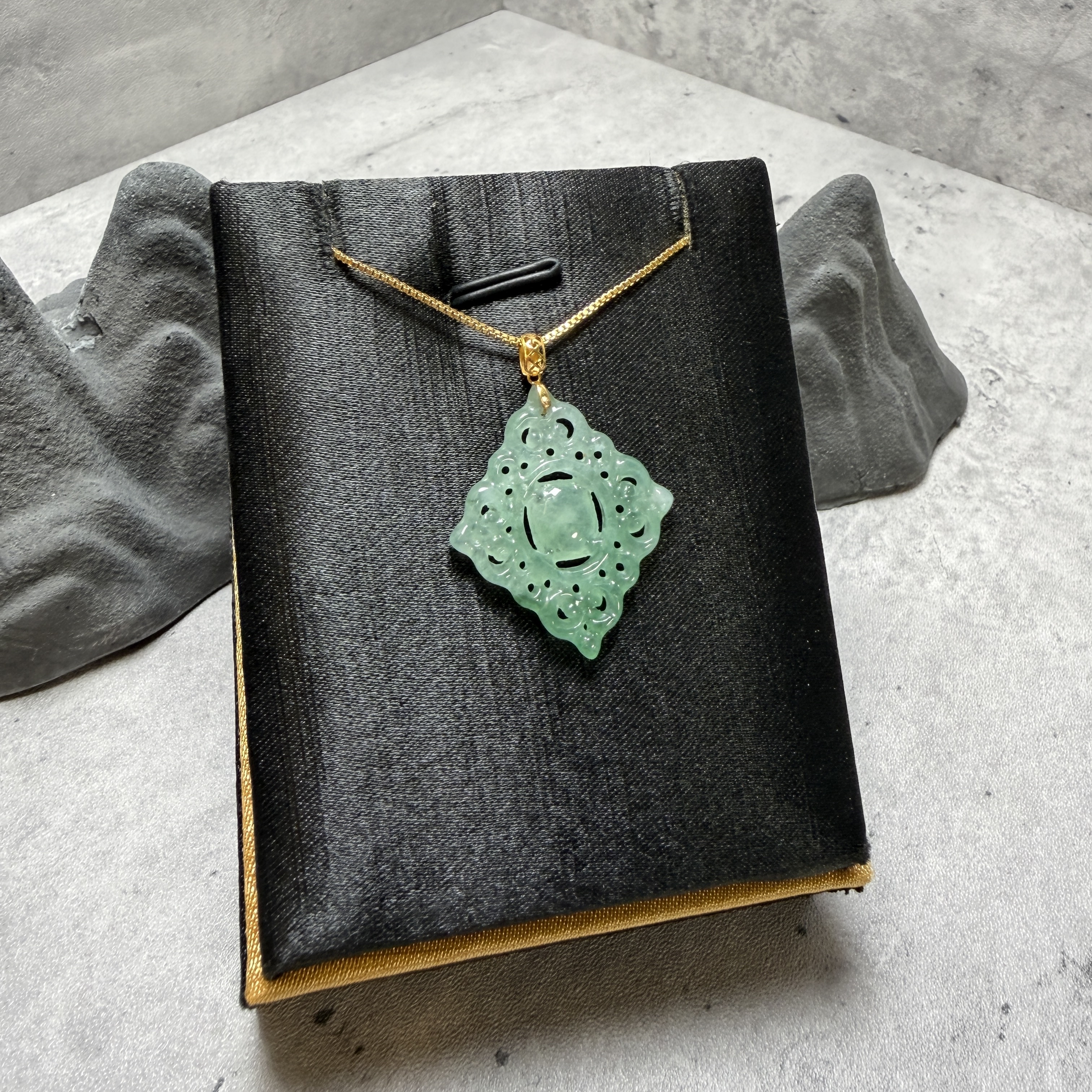 龍紋鏤空翡翠18K吊墜