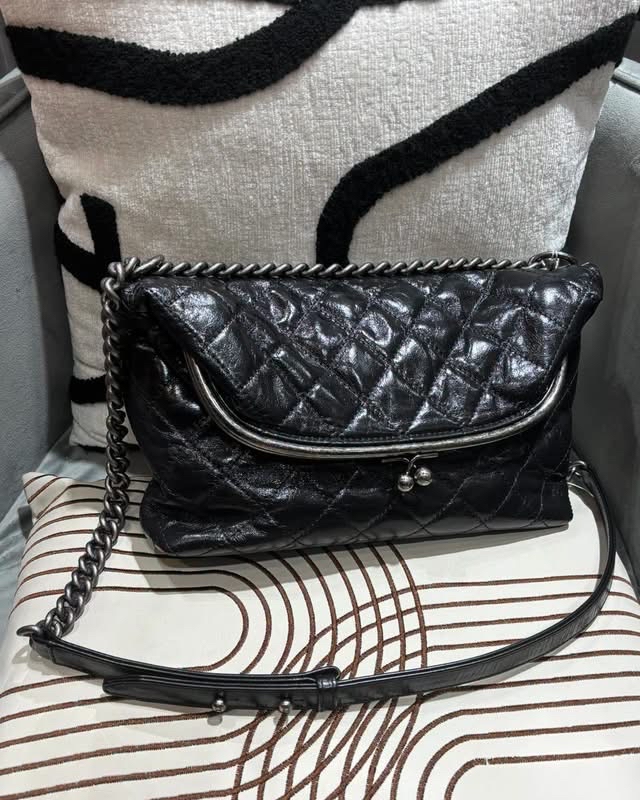 Chanel kisslock Flap chain shoulder bag  Calfskin, 100%Authentic, 98%new ☑️card☑️dust bag  