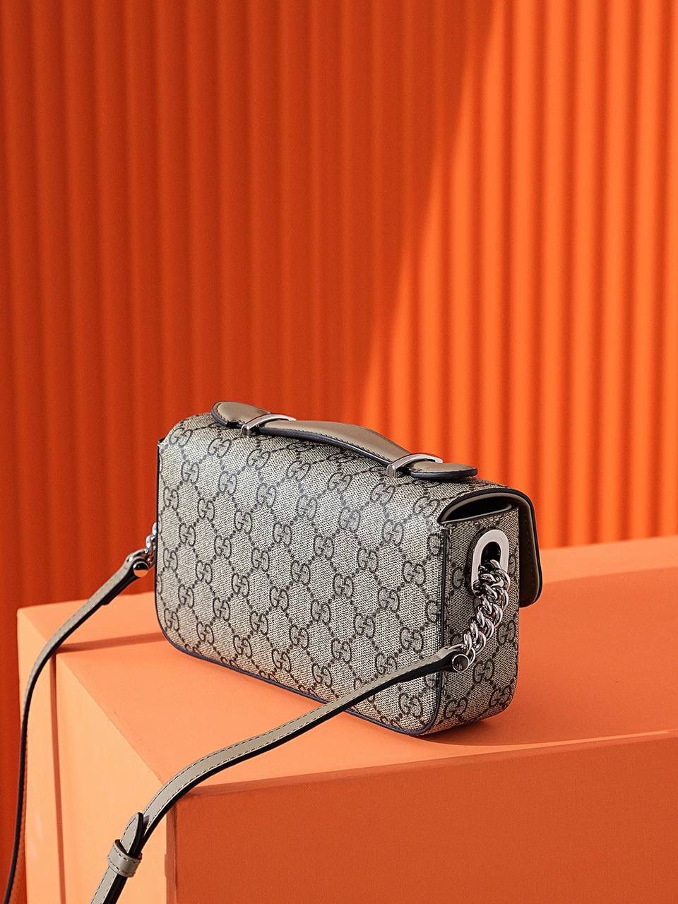 𝐏𝐄𝐓𝐈𝐓𝐄 𝐆𝐆系列# 739722# YY#😍😍 ❐ 尺寸：21*10*5𝐜𝐦 ❐ 𝐆𝐮𝐜𝐜𝐢 𝐏𝐞𝐭𝐢𝐭𝐞系列呈现出极筒主义的美 ！ 复古的设计 简约的线条感以及精致的双G锁扣，让整体的包包散发出了落落大方的气息！ 任何场合、任何风格的搭配它都能给你体现出不同的感觉！ 多种背法，容纳量也是非常🉑！ 日常搭配打理最佳选择，必入款！