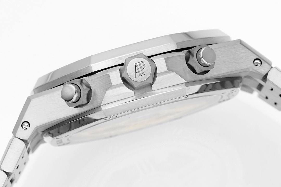 🚀新品爱彼皇家橡树系列26240系列，是一款41毫米精钢自动上链计时码表，搭载APS开发自研Calibre 4401一体机芯，具备飞返计时、小时/分钟/小秒显示及日期功能。其标志性八角形表圈配以八颗六角螺丝，搭配“Grande Tapisserie”大型格纹表盘，层次感鲜明。一体式精钢表链延续了1972年首款皇家橡树的经典设计，兼具运动与优雅。全新开发一体机芯采用导柱轮与垂直离合结构，振频28,800次/小时，与原版完全一致，动力储存约70小时，防水深度50米。AP融合高级制表工艺与前卫美学，是奢华运动腕表的典范之作。💯🔥🔥