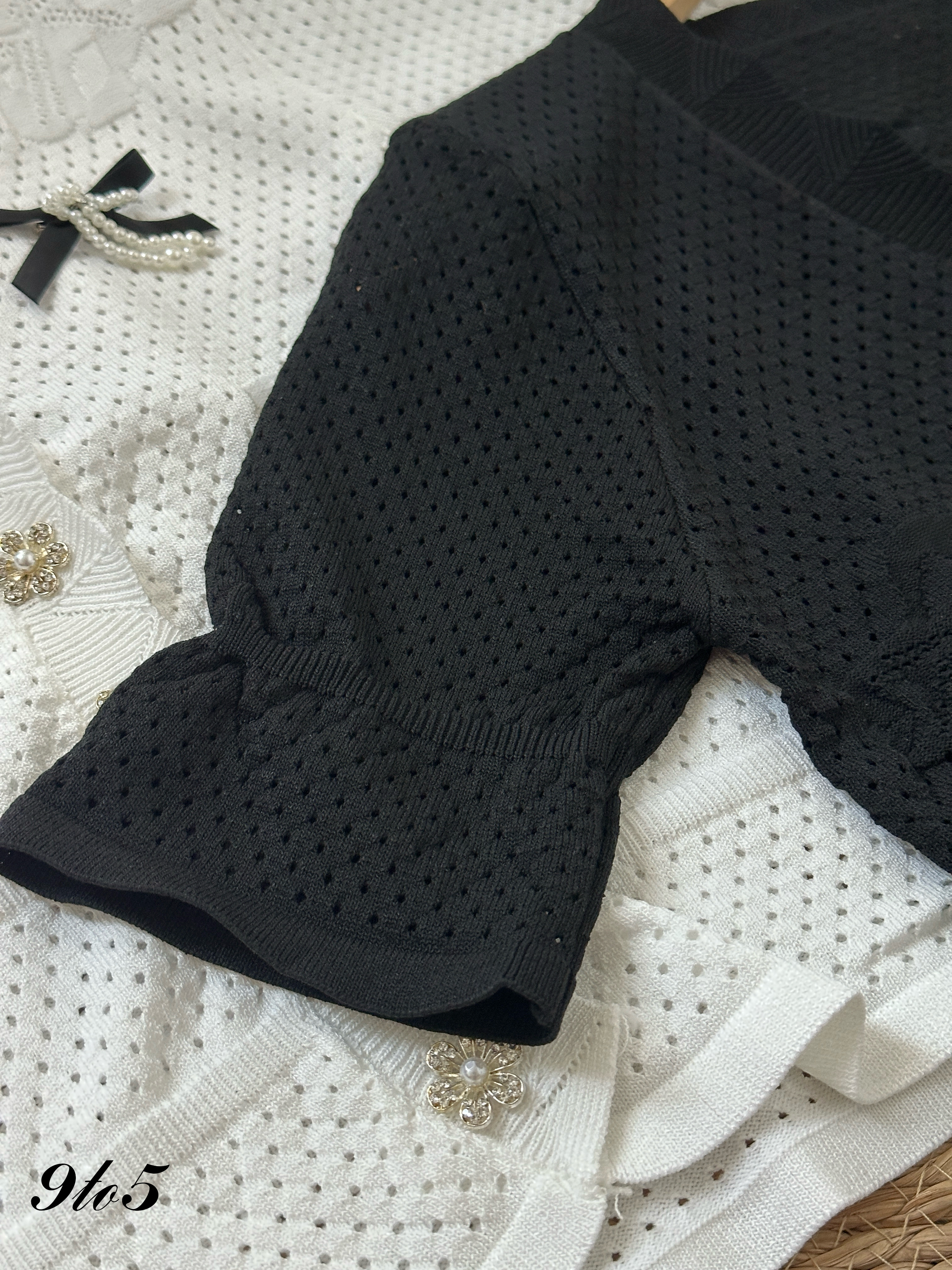 T4087 V Neck Open-knit Top - Black & White