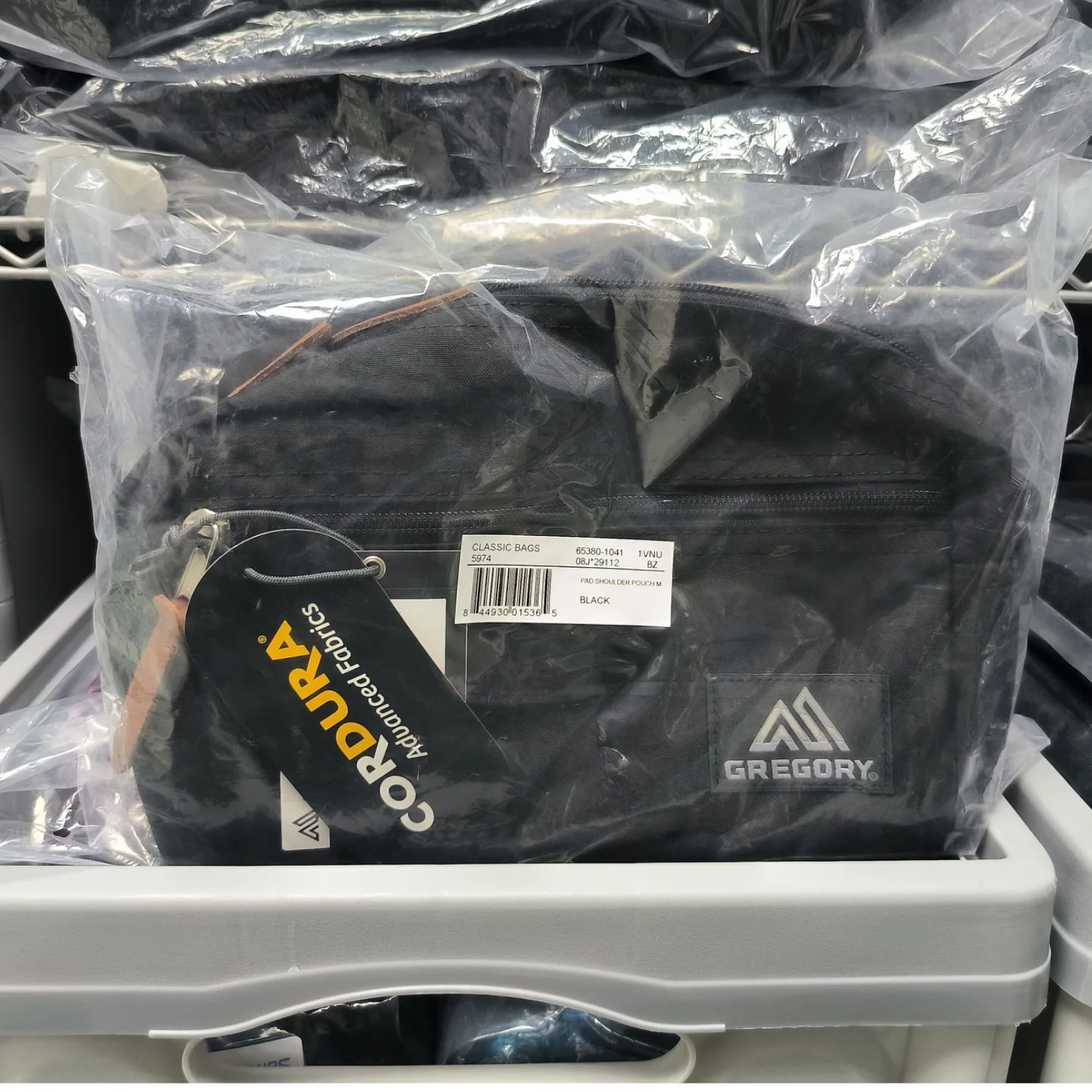 【現貨】GREGORY PADDED SHOULDER POUCH M BLACK【現貨36小時內寄出】