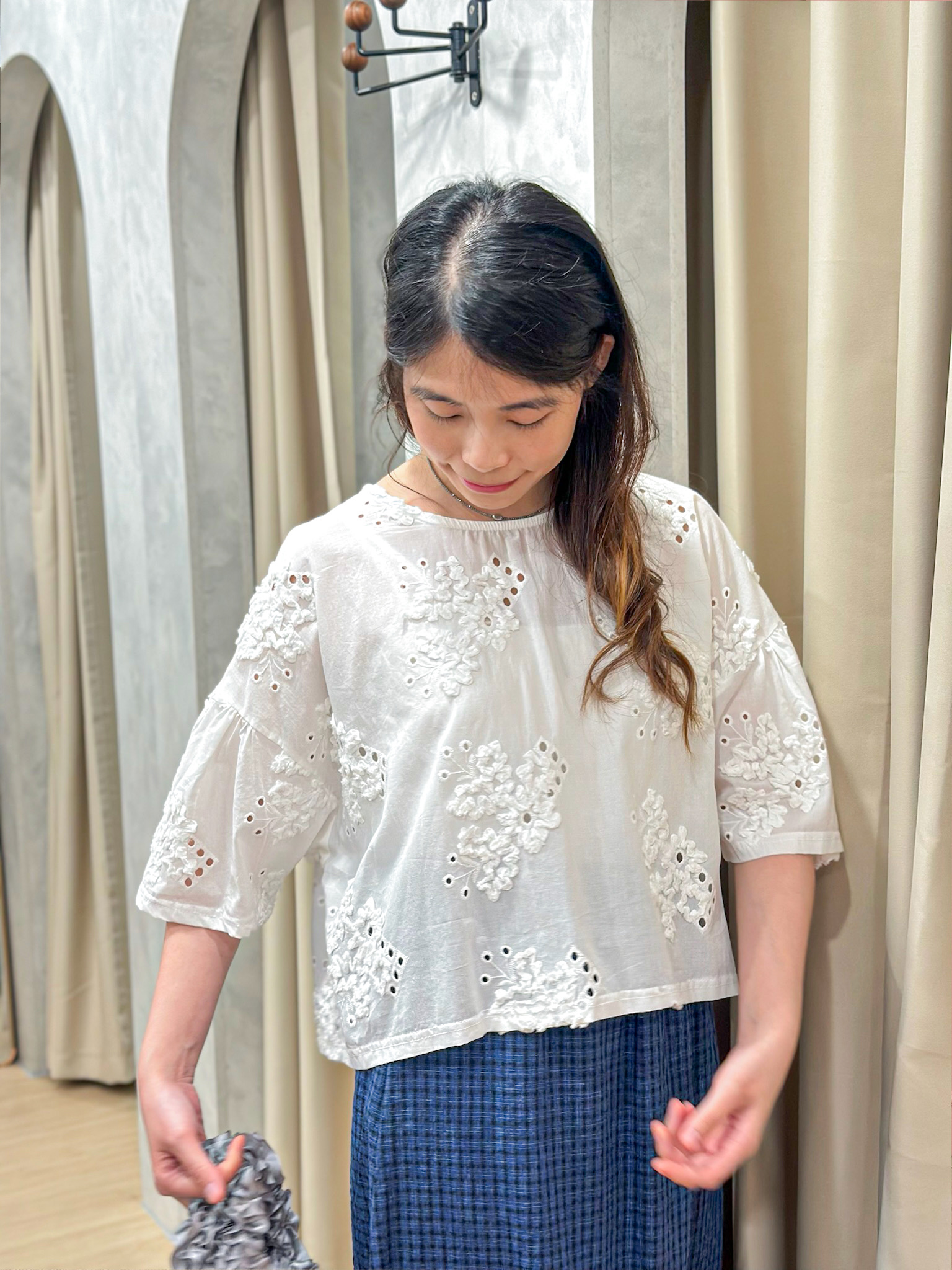 極精緻～立體刺繡通花小露背罩衫 BK0001 - 白色 WHITE