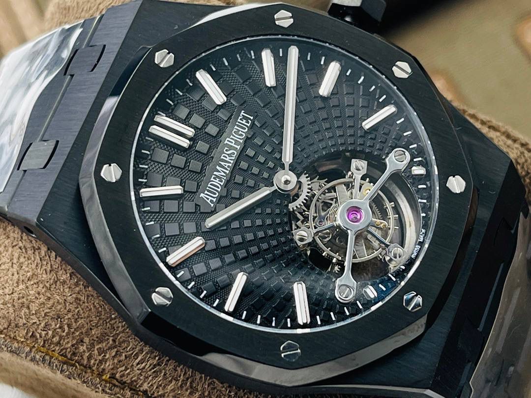 爱彼A P皇家橡树陀飞轮精品腕表 升级细节🔥 1⃣️独家订制Cal.2924机芯，动力储存68小时！ 2⃣️腕表依旧保留的八角形表圈、标志性的六角形螺丝以及经典表带！ 3⃣️皇家橡树系列超薄陀飞轮腕表在经典的“Tapsisserie”格纹上进行再度创新，形成了新的格纹“Tapisserie Evolutive”！熟悉又陌生的表盘格纹装饰带来全新观感，成为这款腕表的点睛之笔。 4⃣️表壳直径为41毫米，厚度为11.2毫米！