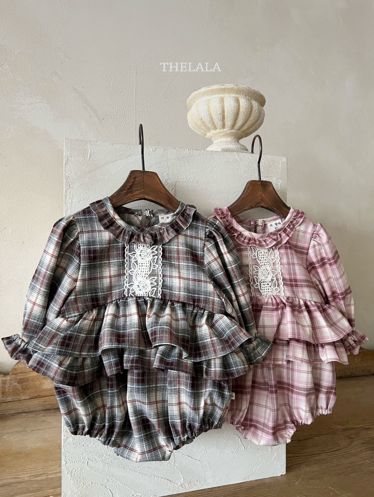 🌸預訂 韓國直送🌸🇰🇷THELALA兩色蕾絲層疊荷葉邊格紋長袖包屁衣