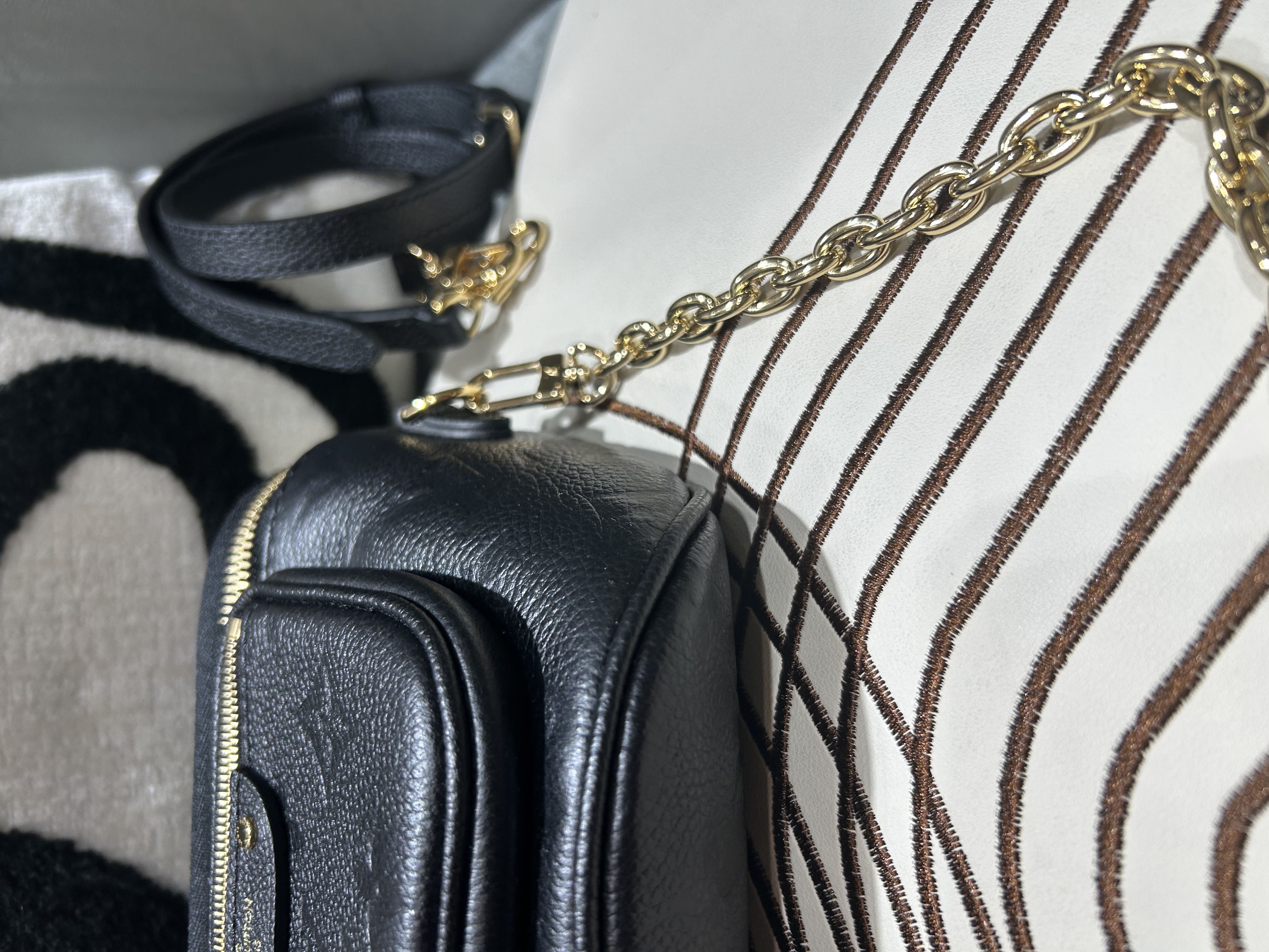 Lv Mini Bumbag Shoulder Bag 黑色M46917 Black Calfskin Monogram Empreinte 100%Authentic 99%new✅ dust bag  