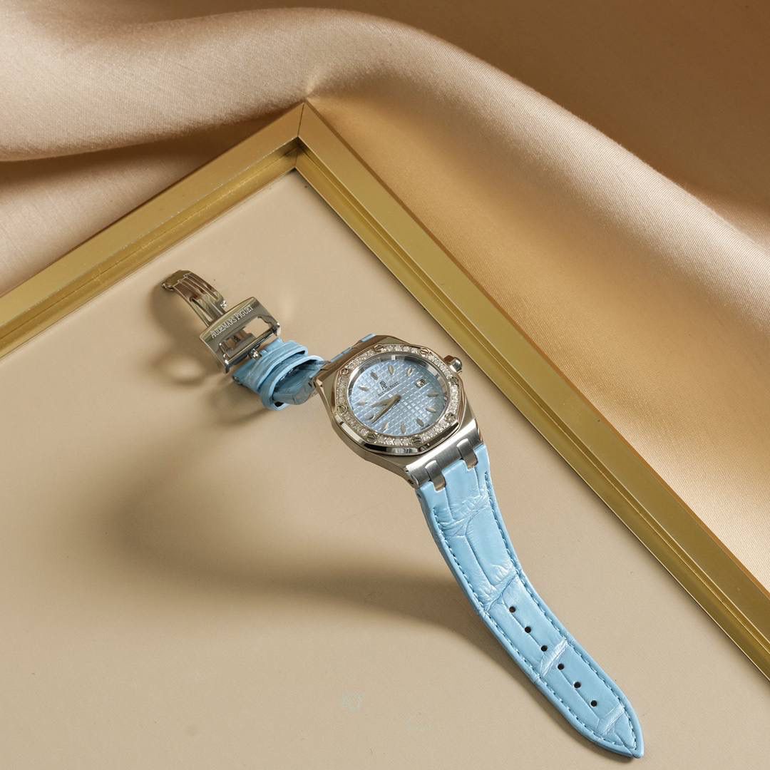 全网女神看过来😍😍这款爱彼女表才是最具有性价比的… 爱彼皇家橡树系列型号67601石英腕表，皇家橡树系列独有的八角形外观还拥有爱彼独特的设计风格也将女士优雅风格融入其中，深受女明星们的爱戴，表带澳洲湾鳄鱼皮，即使只有33毫米的小尺寸，也将爱彼独有的纯净美感与刚毅线条展现的淋漓尽致💝💖💘而镶满钻石的表圈也为佩戴的女士增添了更多的柔美。（32颗明亮式切割美钻，总重约0.65克拉）巴蒂镶嵌一枚半透明凸面蓝宝石，搭载瑞士进口石英机芯，拥有实用的日历显示功能，女士们佩戴起来不会显得沉重 ，配专柜最新全套包装发货！这种货一般数量不是很多哦