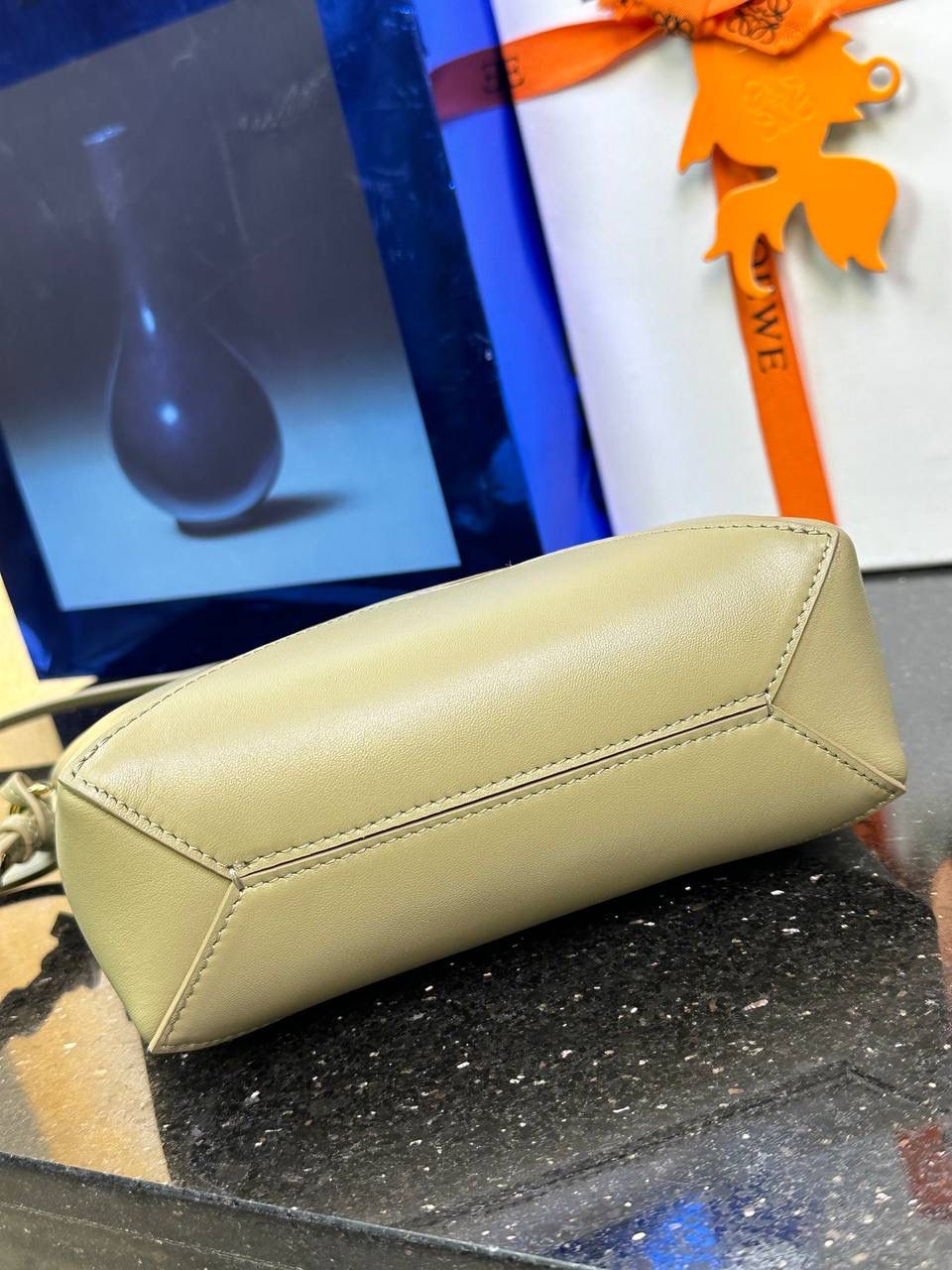 ♥️𝙋𝙪𝙯𝙯𝙡𝙚 𝙁𝙤𝙡𝙙 ——【粘土绿】 尺寸：𝟐𝟑-𝟔.𝟓-𝟏𝟓.𝟓𝐜𝐦 编码：522404 🎈经典几何为造型，以及柔软细腻的Napa牛皮，升级为可完全折叠的手拿包。 🎈自带一根🉑拆卸🉑调节的肩带，一包多背，多样化风格，秀场大放异彩😃日常实用性强👌 🎈配全套专柜礼盒🎁，给你满满的仪式感👀