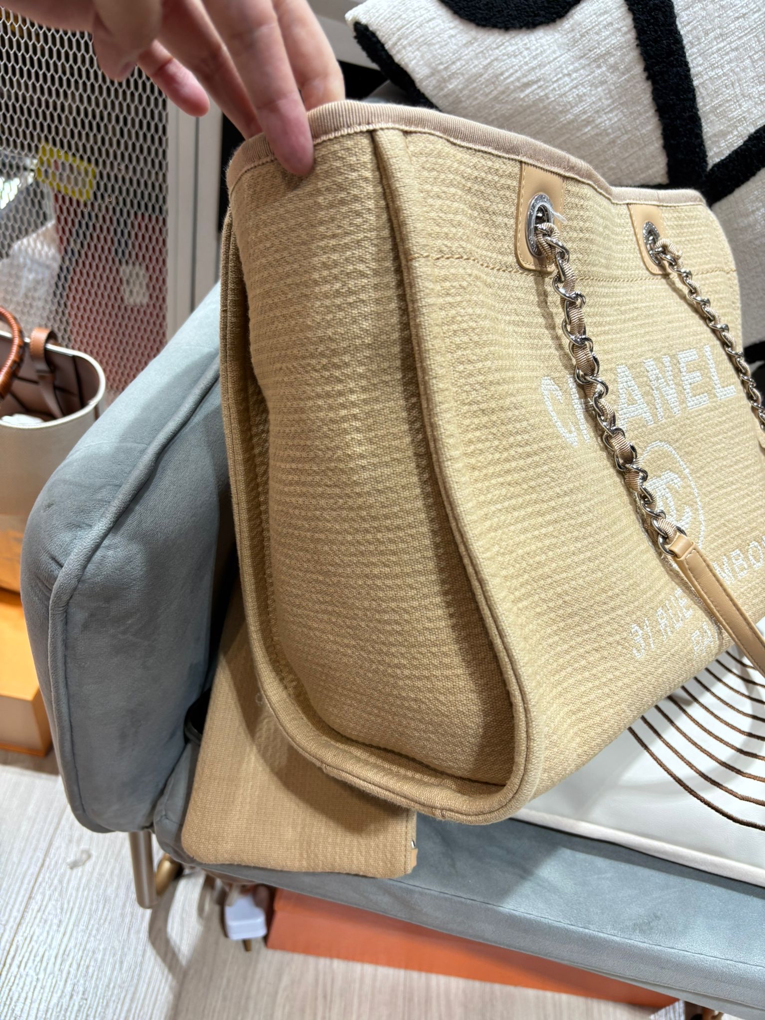 Chanel deauville tote bag with pouch 100%Authentic,98%new ✅晶片✅dust bag✅pouch 