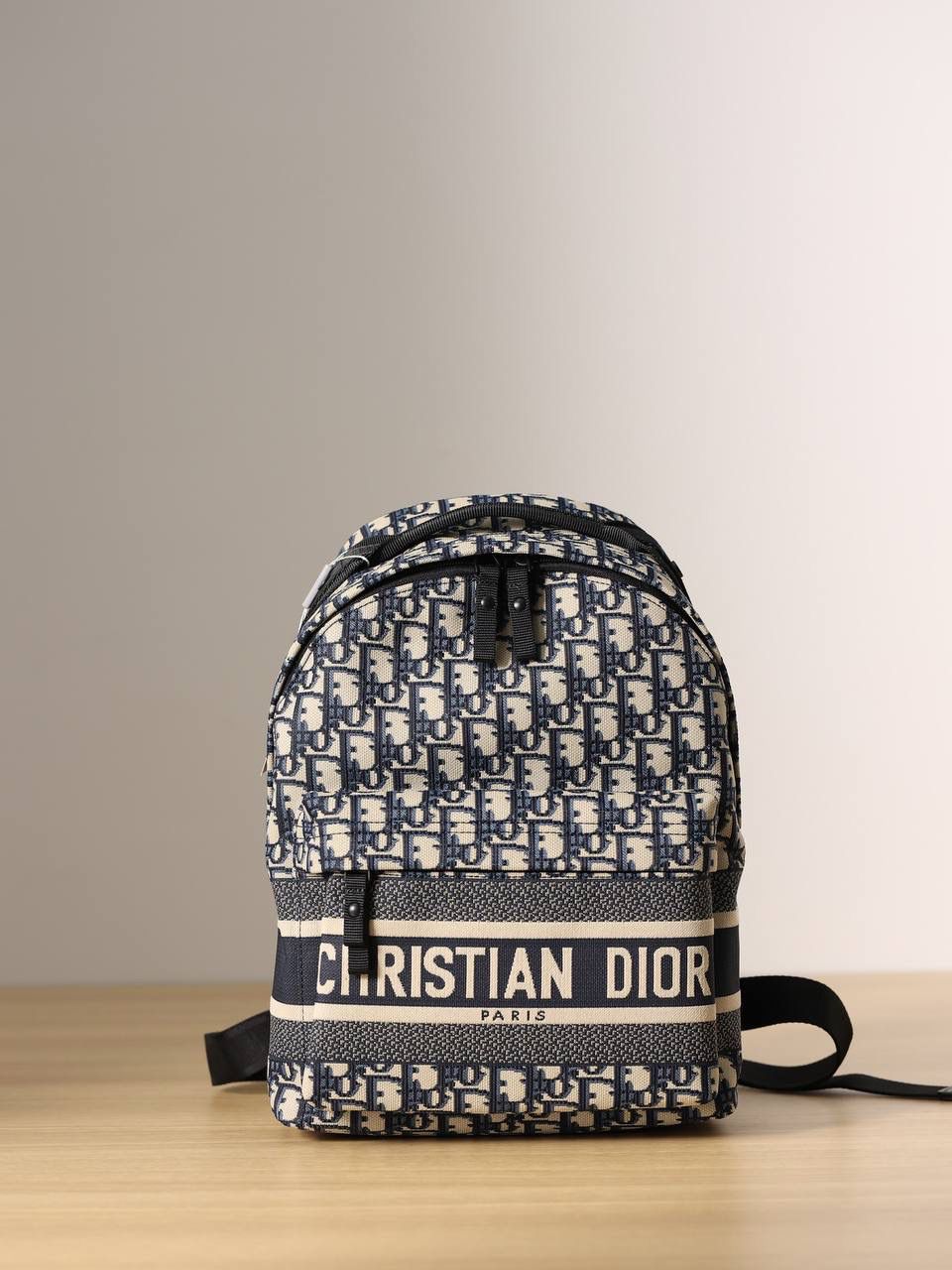 小号DIORTRAVEL 👜✨ 双肩背包蓝色提花面料 Oblique 印花 这款 DiorTravel 双肩背包巧妙融合 Dior 的标志性细节与时尚而实用的设计。 采用蓝色提花防水科技面料精心制作，通体饰以 Oblique 印花，正面饰以醒目的“CHRISTIAN DIOR”标志。 宽敞的主隔层设有拉链，可轻松打开，便于收纳和取用各种日常用品。 可手提、肩背或双肩背，搭配手柄和肩带。 尺寸：23 x 10 x 30cm