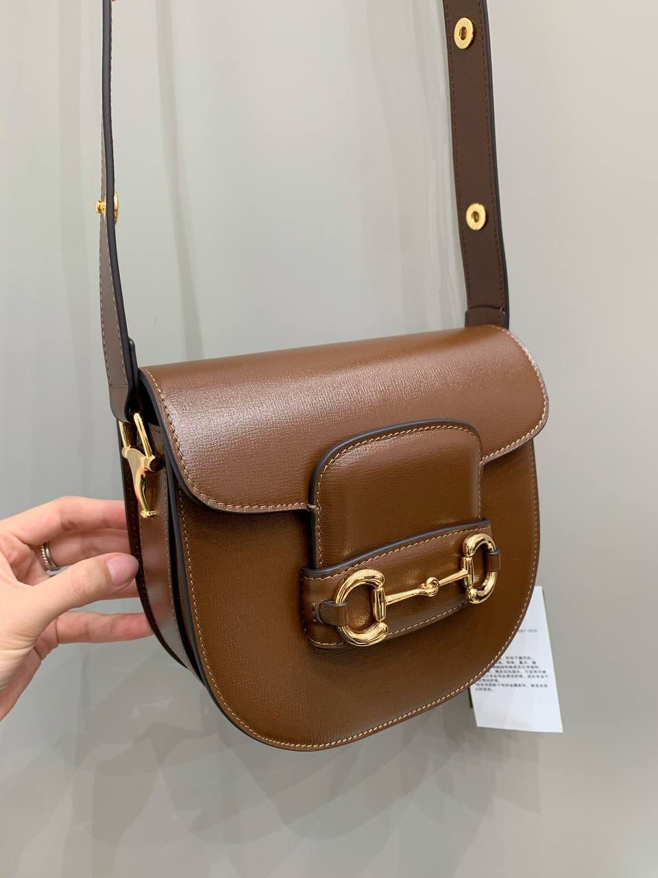 新背景实拍正品级 。Gucc1 horsebit半圆迷你全皮棕（纯铜五金原厂皮） 这个小可爱是真的可爱，小小乖巧的一个 经典的设计加上配色，不管你是潮流的运动女孩👧 还是睿智的职场精英，又或者是优雅的气质女性 这款都是你完美生活中的一款适合的穿搭单品 经典百搭 实用而又不失个性时尚 1955系列寓意马到成功 来掌握自己的人生方向吧！ 型号760191；尺寸17/18.5/7.5cm