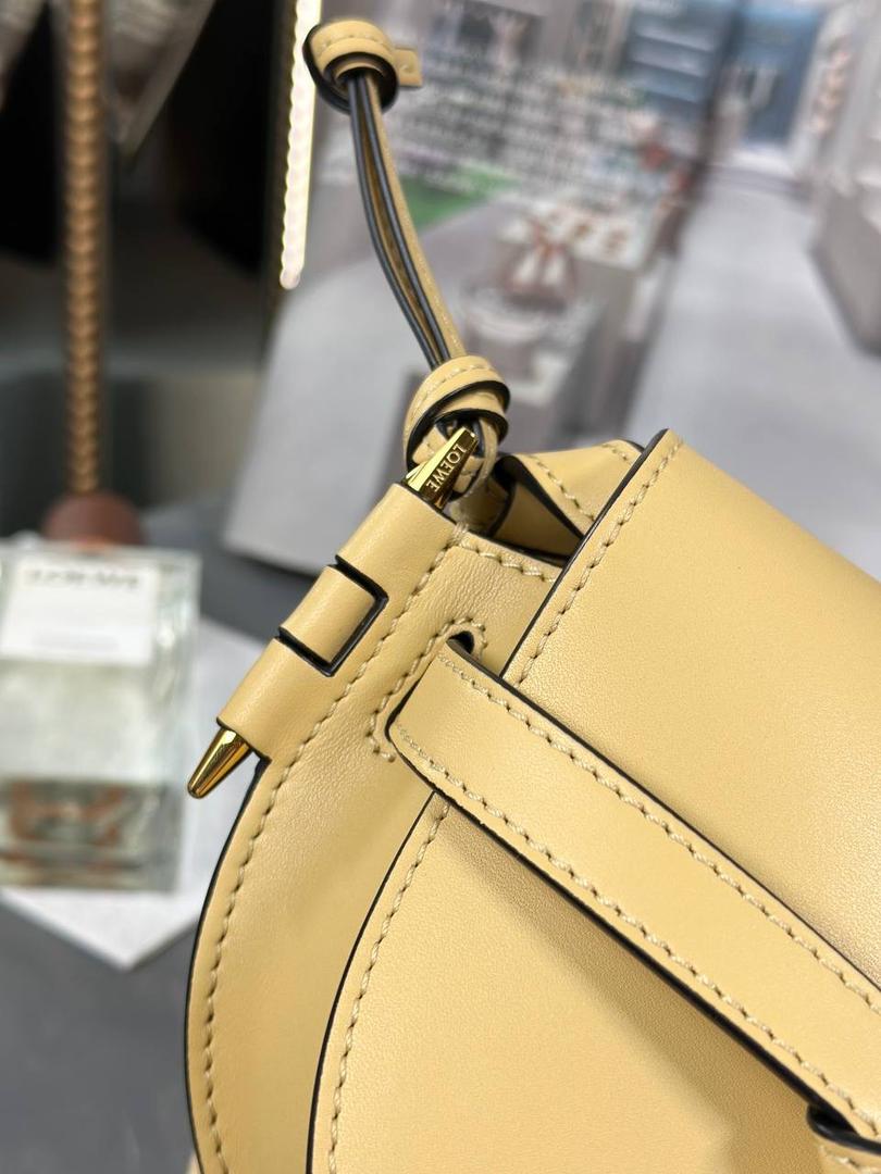 *𝘔𝘪𝘯𝘪 𝘎𝘢𝘵𝘦 𝘋𝘶𝘢𝘭 马鞍手袋 ✨上新 new in✨ 尺寸:15*12.5*9cm（中部最宽处21cm） 编码:522127 颜色: 织带/黄油色 将原本的细肩带更换成存在感更强的帆布宽肩带，点缀logo印花，休闲率性感满满！ 包身采用非常柔韧光滑小牛皮，内里麂皮，内置两个卡槽，Puls🉑️无忧。 经典造型手袋，换上了新肩带，估计又有不少包控要失去抵抗力啦👏🏻