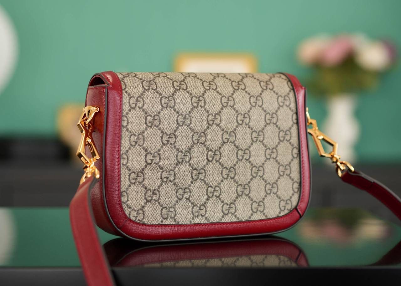 🥯Horsebit 1955系列迷你马鞍包 老花红20cm 独家原厂皮发售 限量级别 GG家1955马鞍包已经火爆到人手一支的节奏，超级大爆款！ 这次出了迷你尺寸配可拆卸双肩带，简直超哇塞 马衔扣标志性设计，复古红原厂牛皮配上最受欢迎pvc元素，皮肩带布肩带任意更换~ 官方款号 658574 尺寸小号：20.5x14x5cm 尺寸大号：25x18x8cm