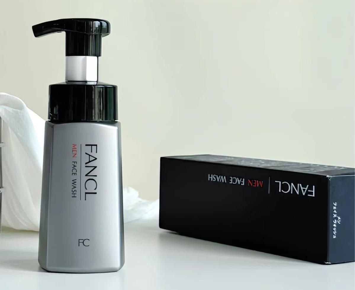Fancl芳珂男士潔面180ml 男士洗面奶保濕潔面泡沫，使用非常方便按下直接出綿密泡沫，溫和深層潔面，含保濕護膚成分，可兼做剃須泡沫使用。直男懶癌男士必備！無防腐劑，無殺菌劑，無香料，無礦物油，無酒精，不含合成色素