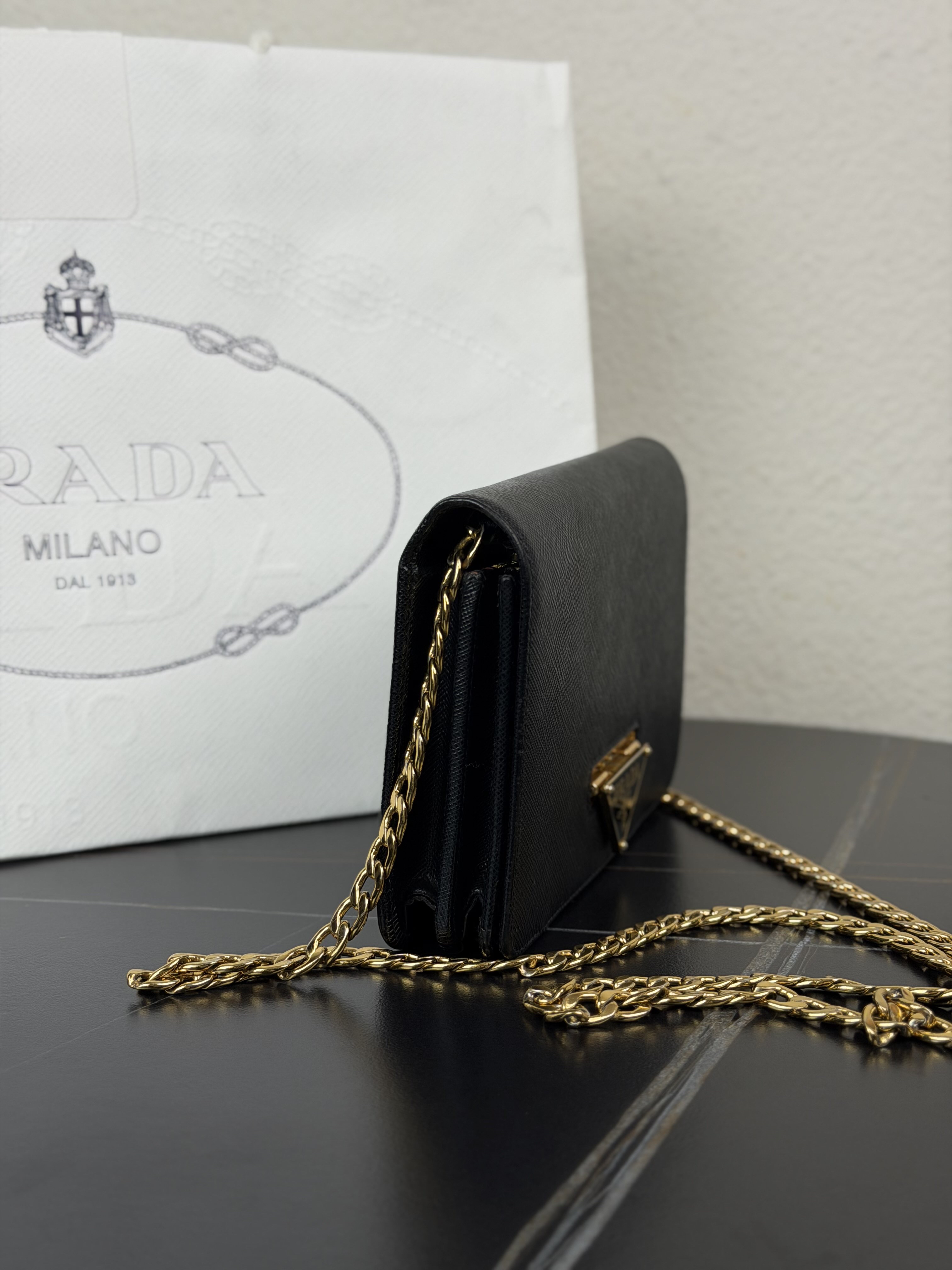 【預訂貨品】Prada三角標黑金配色woc