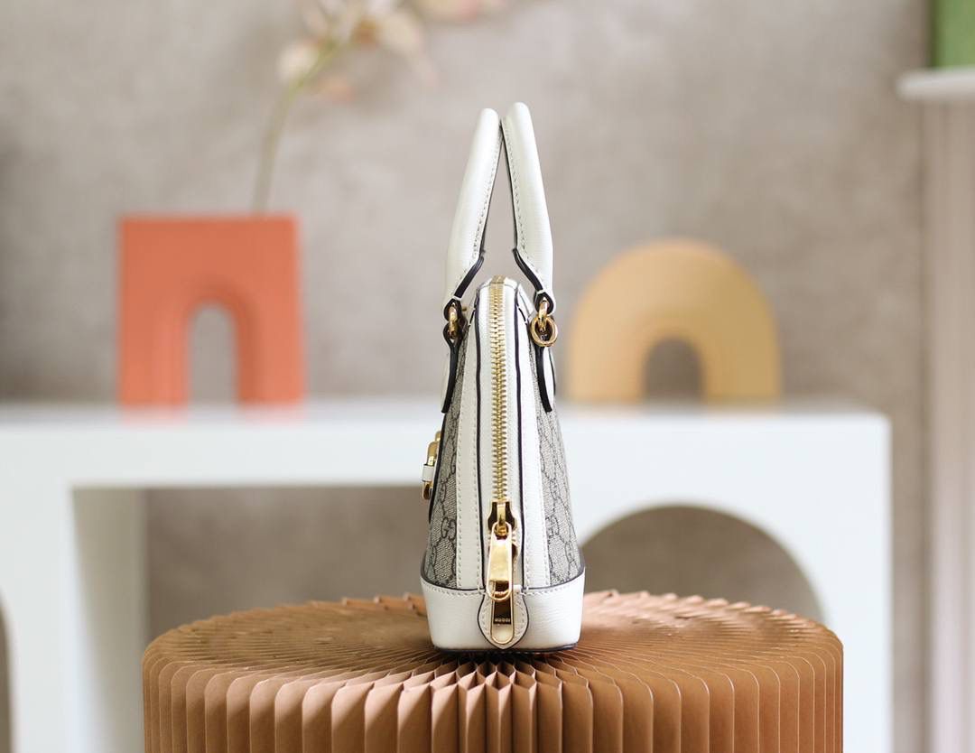 𝟭 𝟵 𝟱 𝟱马衔扣系列新成员【𝐌𝐢𝐧𝐢小贝壳】正品皮 ✰款号：640716 尺寸：20*19.5*7.5cm ✰ 作为1955马衔扣系列的新成员，不变的标志性✅马衔扣，这 系列注入60年代复古元素，搭配新世纪的时尚精髓，wow_不得不夸一下，这款迷你小贝壳第一眼就把我俘虏了，不仅外观设计上给予满分，容纳量更是无可挑剔，原厂皮材质搭配我们的独家开发技术五金，简直诠释出一个正品的视觉感！🤩🤟🏻