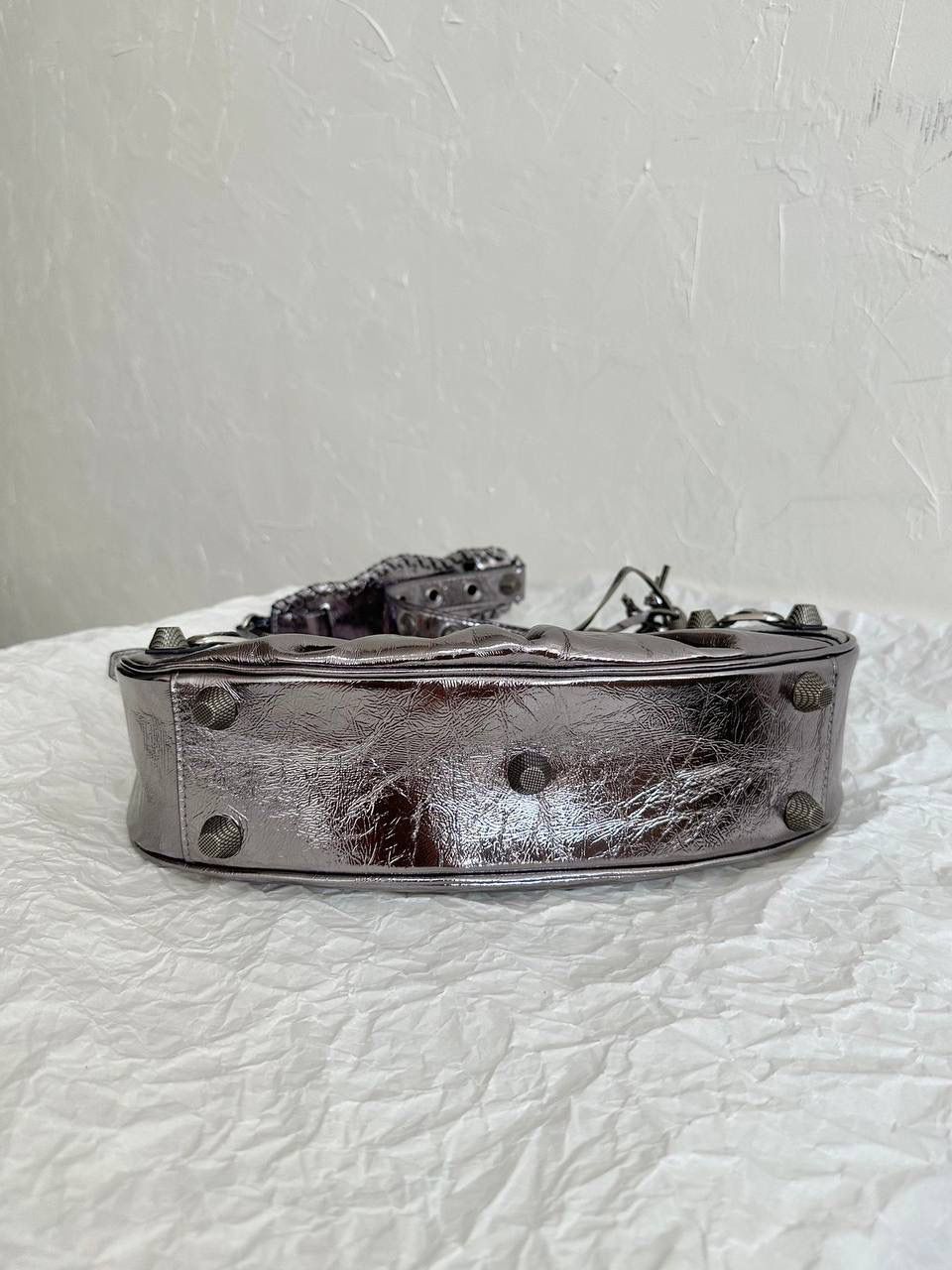 油蜡皮银灰色s/32cm🩶 Le Cagole半月包饺子包机车包 Wuhu！！让我重拾就对机车包的爱 半月弧形的包身，保留了软踏踏的皮料感 还有叮叮咚咚的流苏小钱包挂饰 最最让我欢喜的是多了面♥️小镜子！ 全方位细节拿捏住了～👌🏻 xs小号：26×16×10cm671309m s中号：33×16×8.4cm671307m