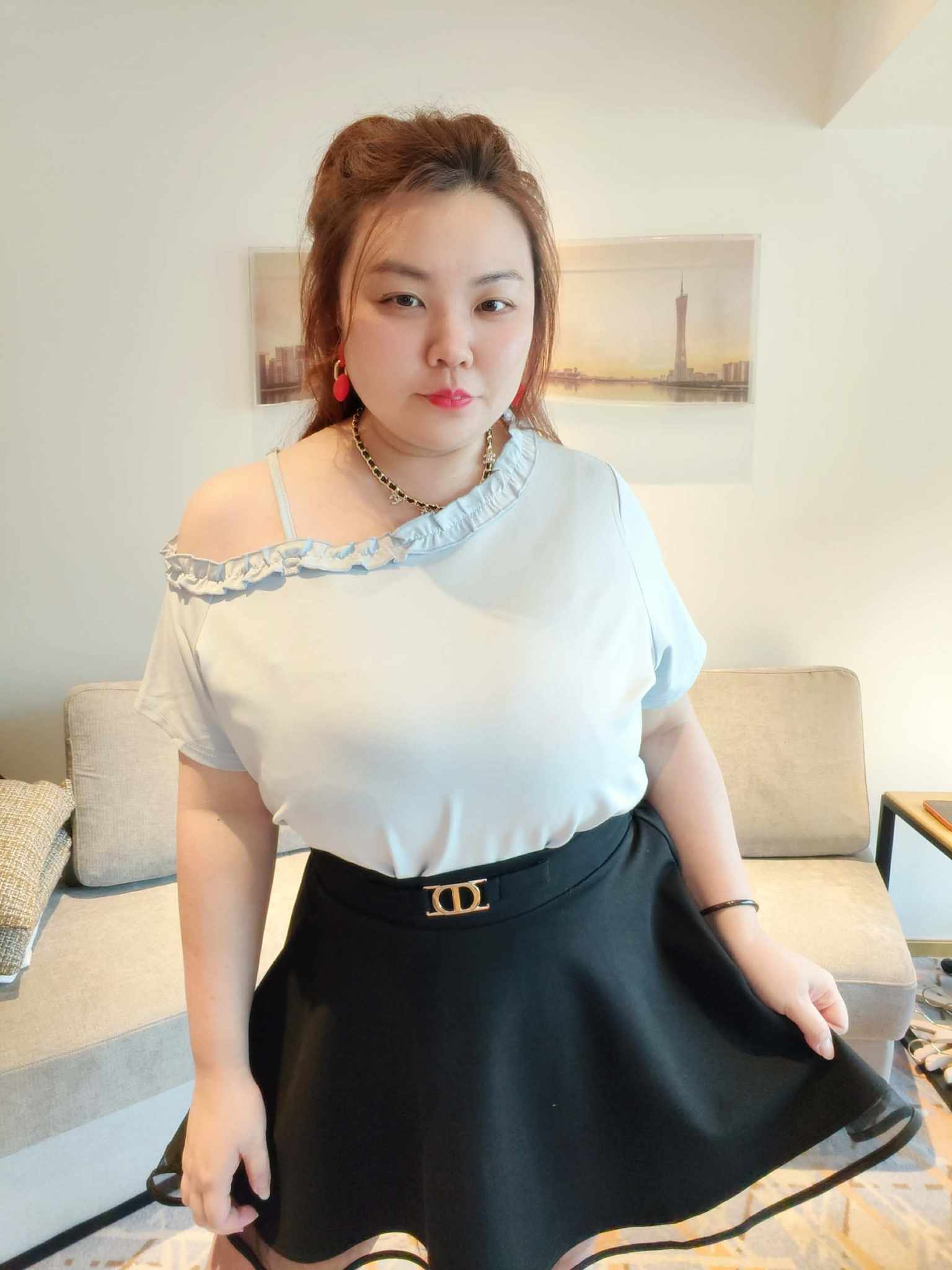 YCH03 26055 木耳边斜露肩吊带上衣