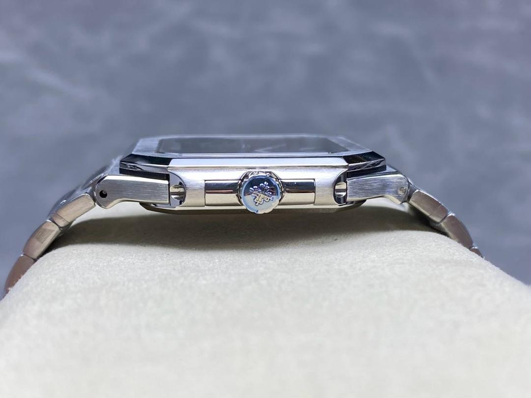 PP+ 百达翡丽 方形 新系列CUBITUS 5821腕表 亮点特色：1️⃣机芯:搭载定制9015改Cal.26-330 SC一体机，调时不停秒，调时不停秒，摆轮位置均与正品一致，自动上链机芯。2️⃣钢带:316L定制级人体工程学表带，新扣款式。3️⃣表壳:尺寸45毫米厚度仅8.3mm，为表壳对角线长度(即10点位至4点位),因为表壳近似于方形，上下边的宽度会小于这一数值，所以视觉效果并不是很大。 搭配上，5821属于运动风格腕表，日常搭配正装和休闲风格也可以。