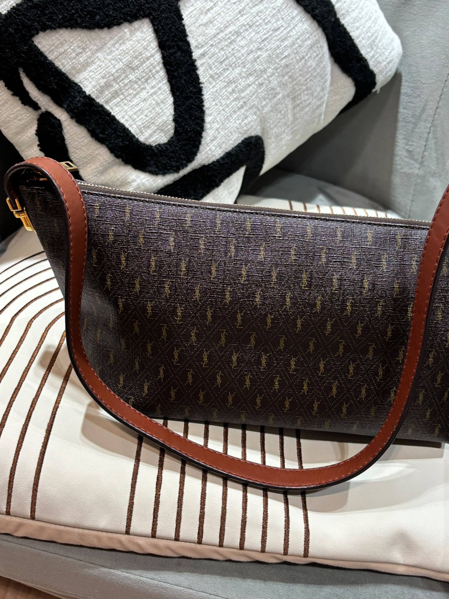 Saint Laurent monogramme ysl hobo bag  100%Authentic, 95%new