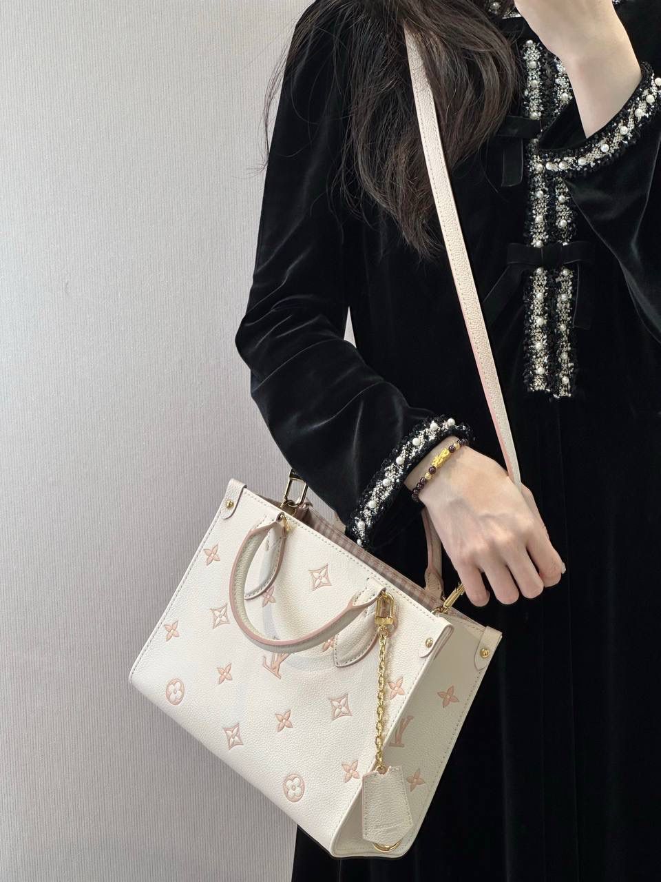 LV Onthego 新款新配色 👜✨ “奶油坚果包”来啦 💕 当经典 Monogram 遇上马卡龙色系，这款真的会让女生直接心动尖叫 😍柔柔的雾乳色，配淡金色五金，看起来就像阳光下的杏仁蛋糕，甜而不腻 🍰包身是压纹粒面牛皮，摸起来软硬刚好，有油润光泽感～细节看得到天然毛孔， 原厂皮质感真的很加分 ✨ 容量也很可以， 虽然不是大号，但日常出门完全够用 👍 📏 尺寸：25 × 11.5 × 19 cm