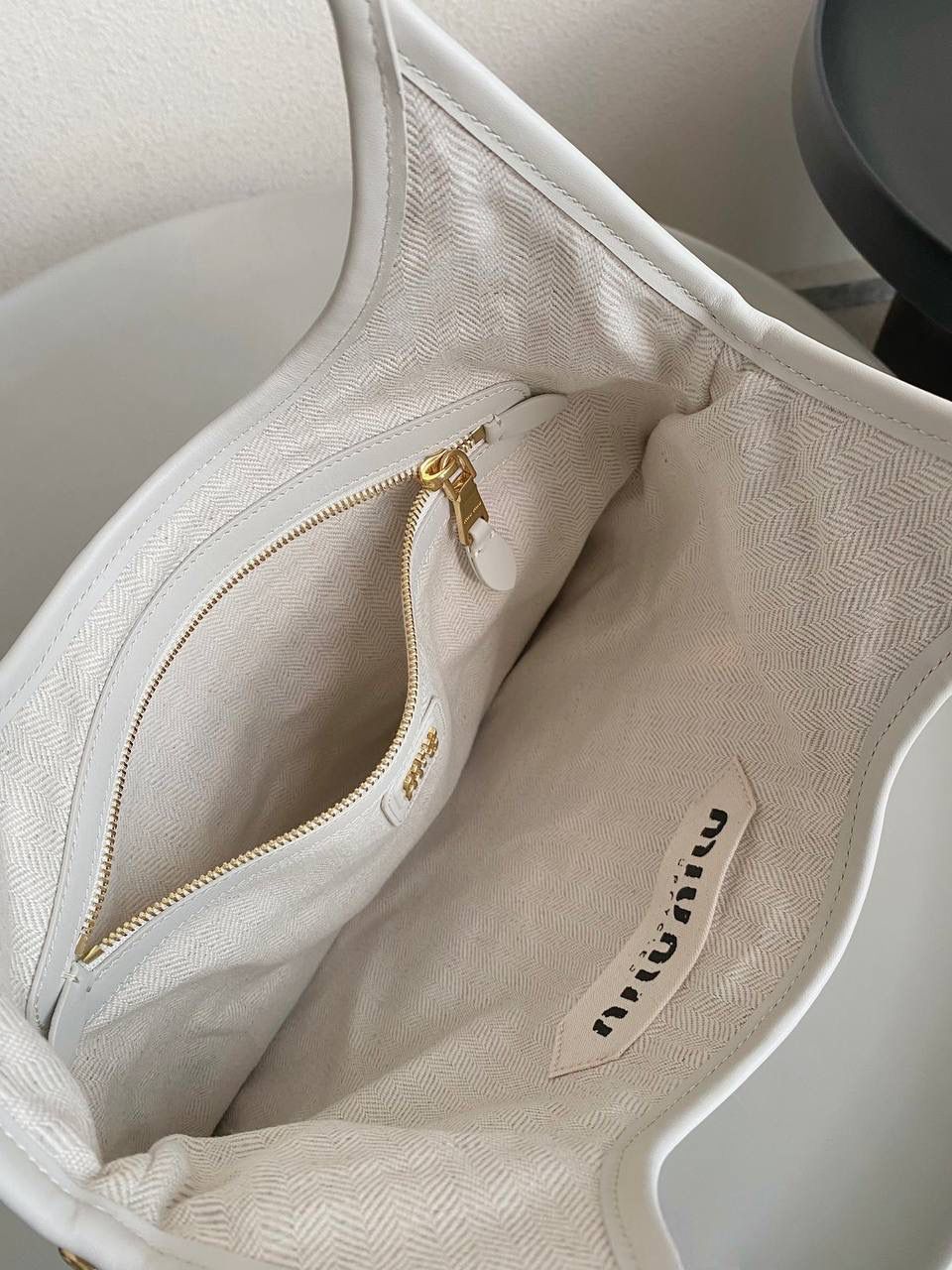 🈶拼接白 𝗠𝗶𝘂𝗠𝗶𝘂托特，大爆款 白色拼皮简直就是甜酷代名词！ 简约精致的设计真的好耐看 不同色系拼接有点流浪感又透着高级 色彩搭配温暖而富有层次，加上轻微的做旧 New vintage风的质感，很特别 整体造型非常慵懒惬意，保证了舒适性和实用性的同时还兼顾了美观性 时尚，非它莫属了！ 35×40cm #F0110m