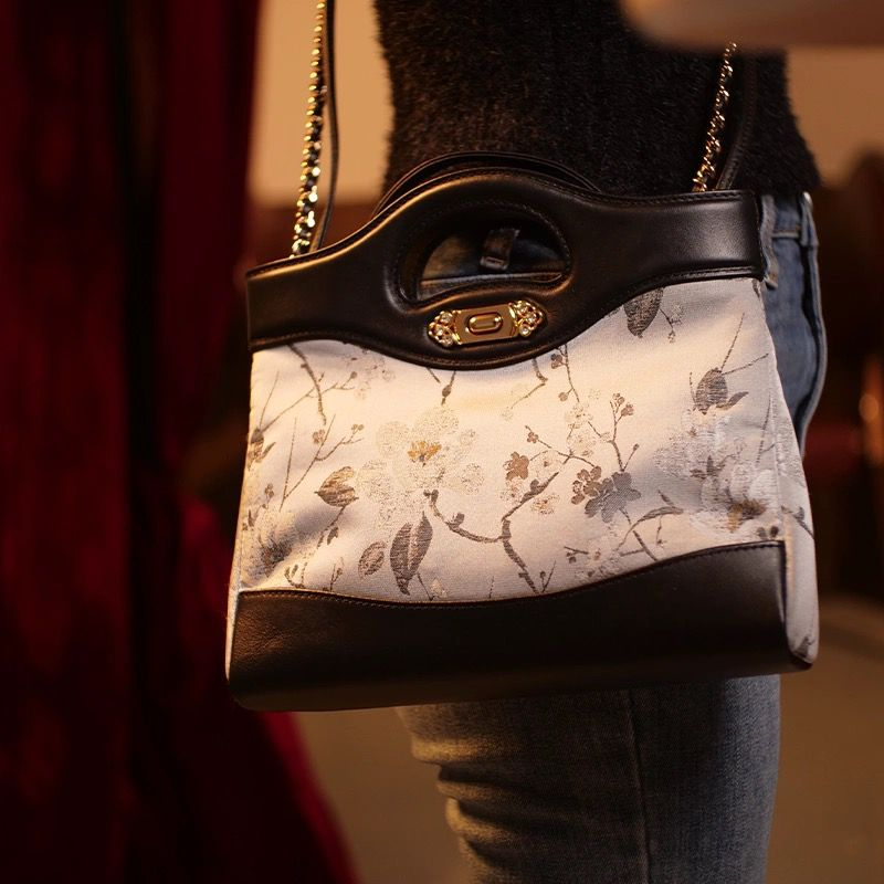 宋錦∞淺灰地梅花紋牛皮小號手袋。上久楷