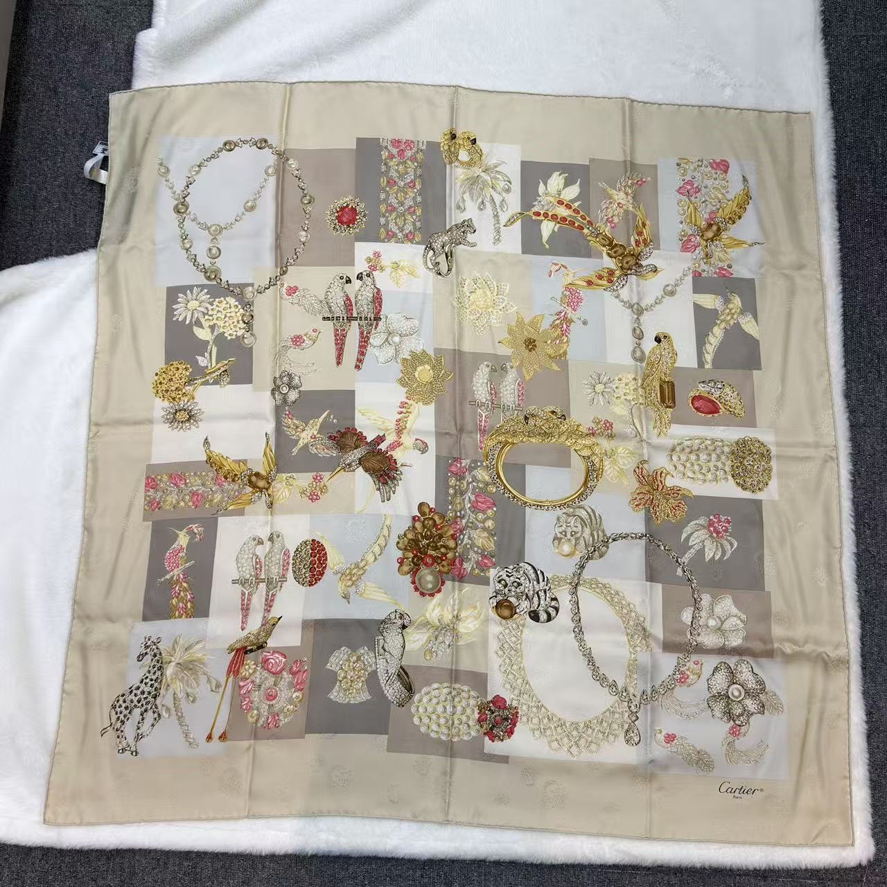 【全新未使用有卡有盒】Cartier 動物米金色圖案四方圍巾