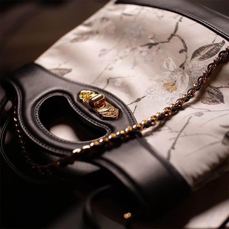 宋錦∞淺灰地梅花紋牛皮小號手袋。上久楷