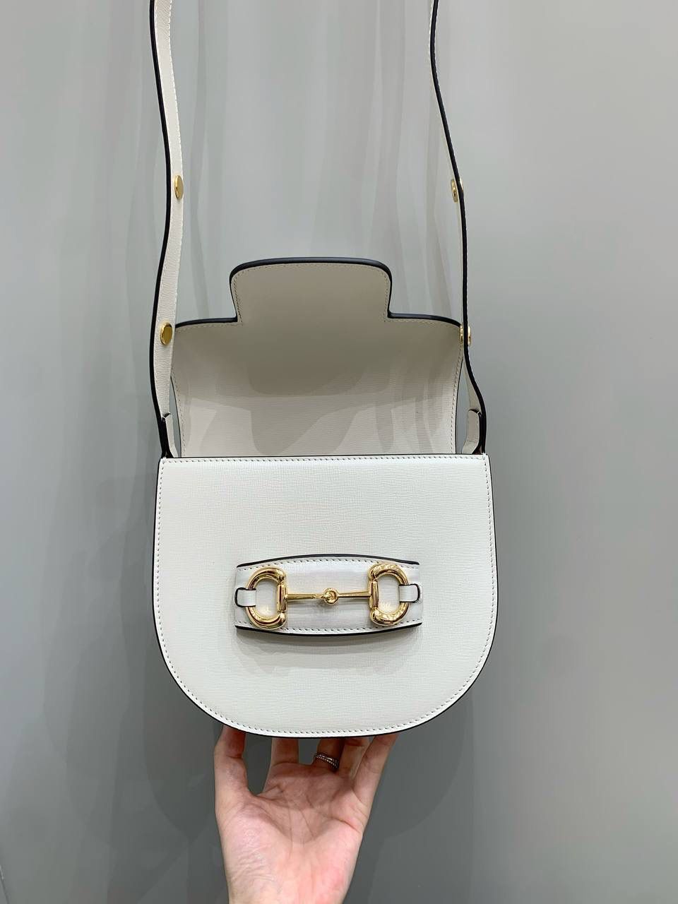 新背景实拍正品级 。Gucc1 horsebit半圆迷你全皮白 （纯铜五金原厂皮） 这个小可爱是真的可爱，小小乖巧的一个 经典的设计加上配色，不管你是潮流的运动女孩👧 还是睿智的职场精英，又或者是优雅的气质女性 这款都是你完美生活中的一款适合的穿搭单品 经典百搭 实用而又不失个性时尚 1955系列寓意马到成功 来掌握自己的人生方向吧！ 型号760191；尺寸17/18.5/7.5cm